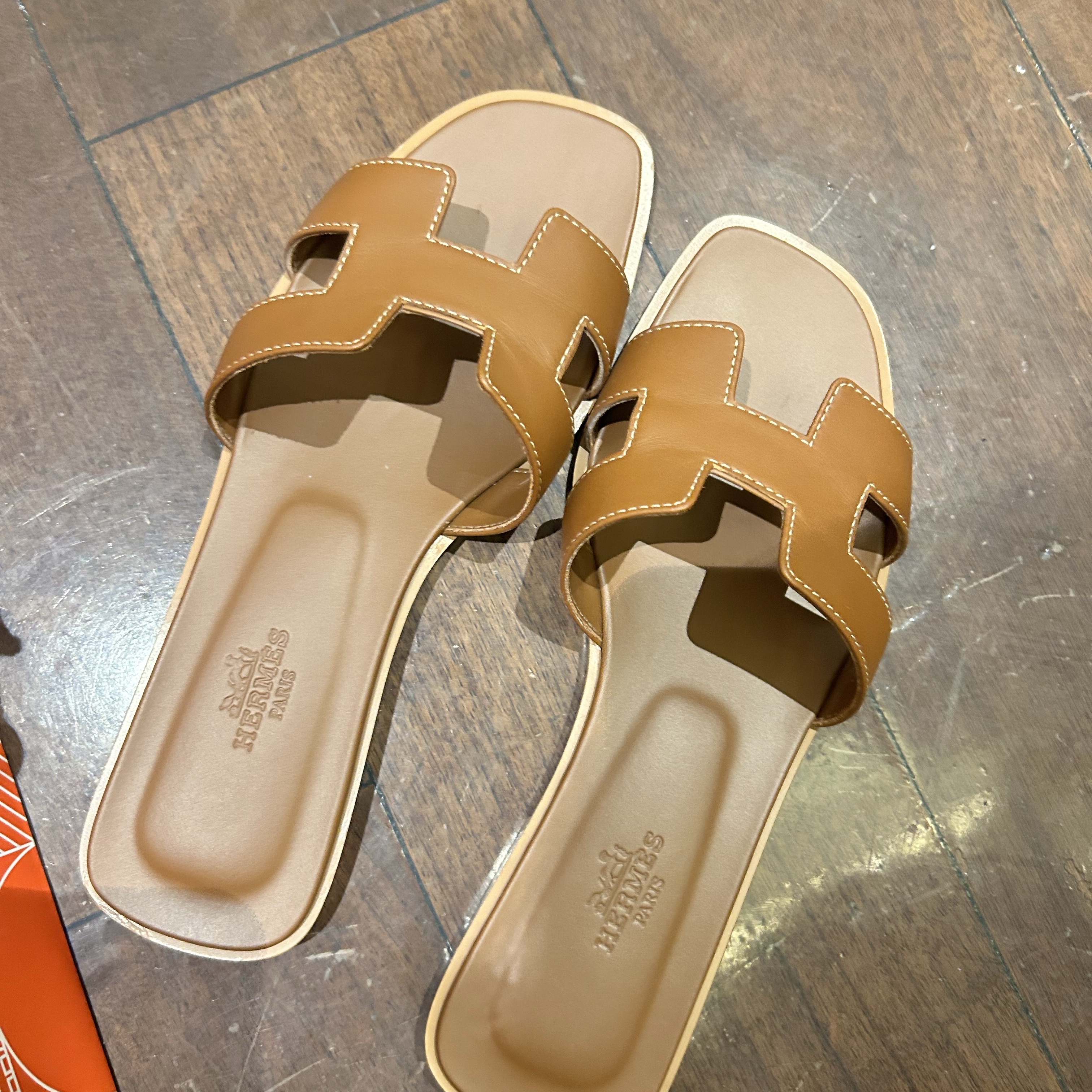 (W) Hermes Oran Sandal Calfskin & Gold Piqures Ecrues 착용 스타일