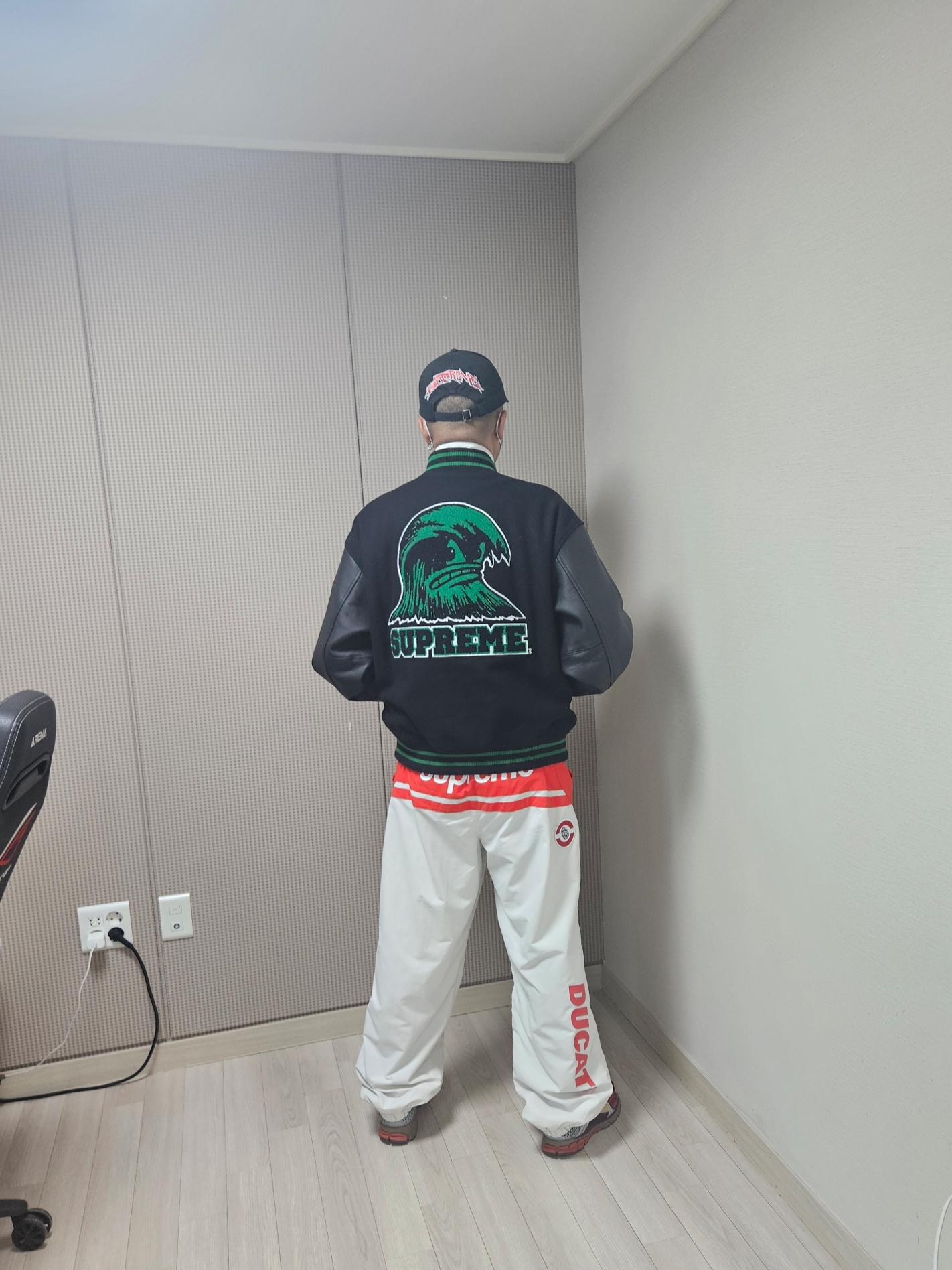 Supreme Wave Varsity Jacket Black - 24SS, Supreme S Logo Loose Fit Jean Washed Blue - 24SS 착용 스타일 - 6