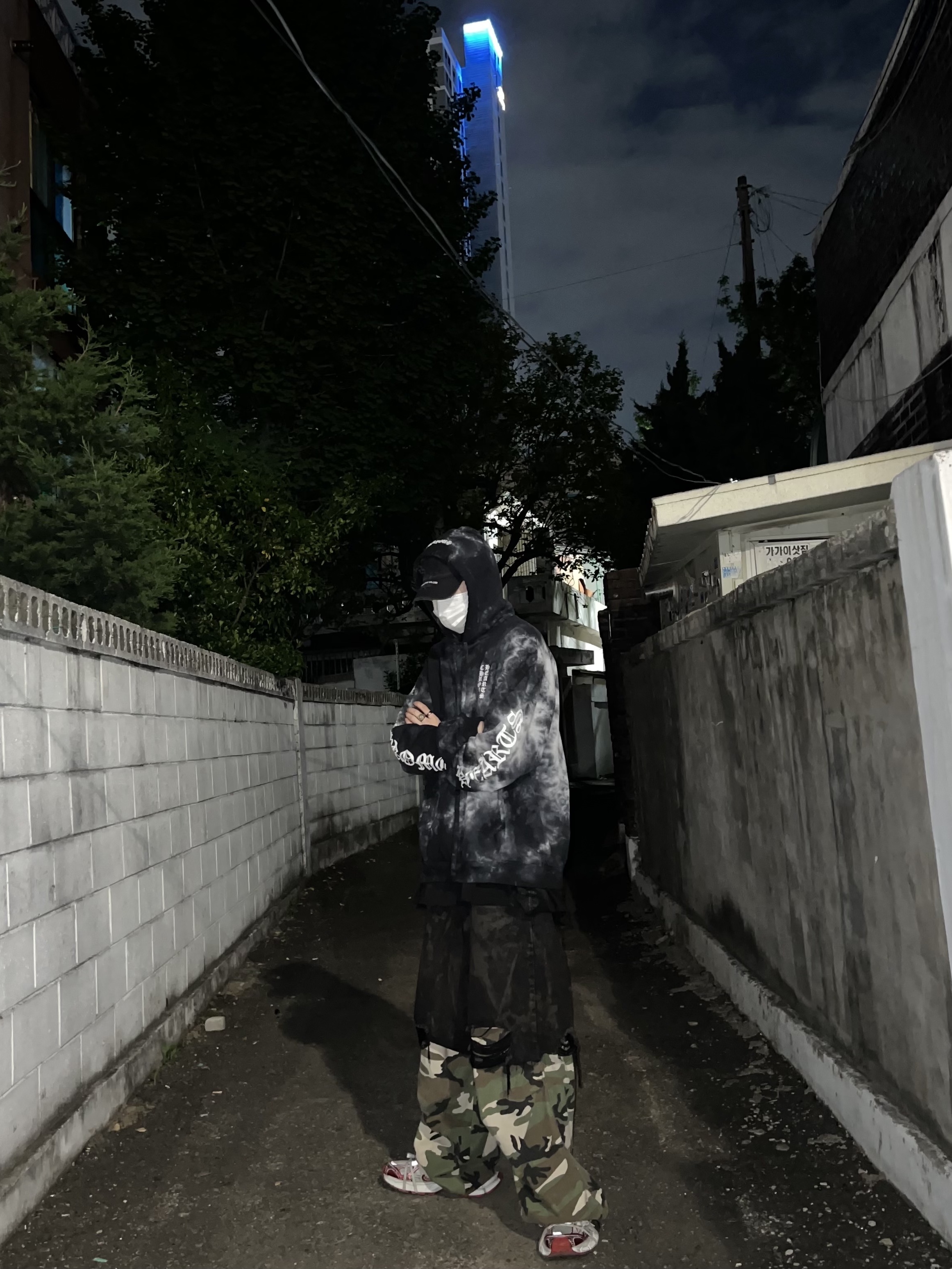 Chrome Hearts Horseshoe Tie Dye Hoodie Black, Project G/R Reworked Bermuda Shorts Black 착용 스타일 - 2