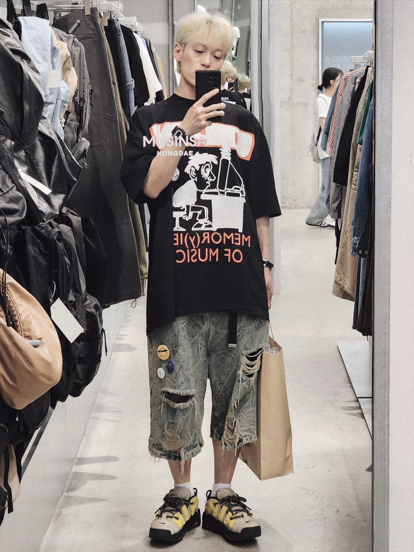 Nike x Ambush Air More Uptempo Low Vivid Sulfur and Limestone 착용 스타일 - 3
