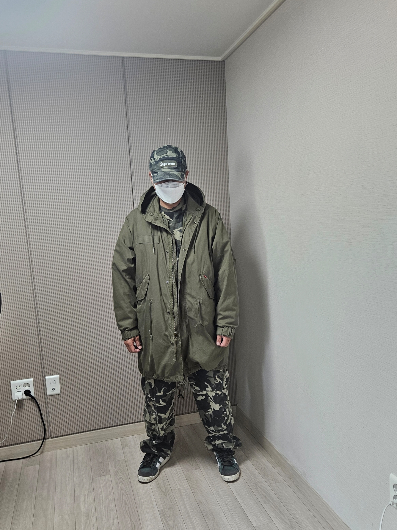 Supreme Cargo Pants Olive Camo - 23SS, Supreme S/S Pocket T-Shirt Olive Camo - 23SS 착용 스타일 - 4