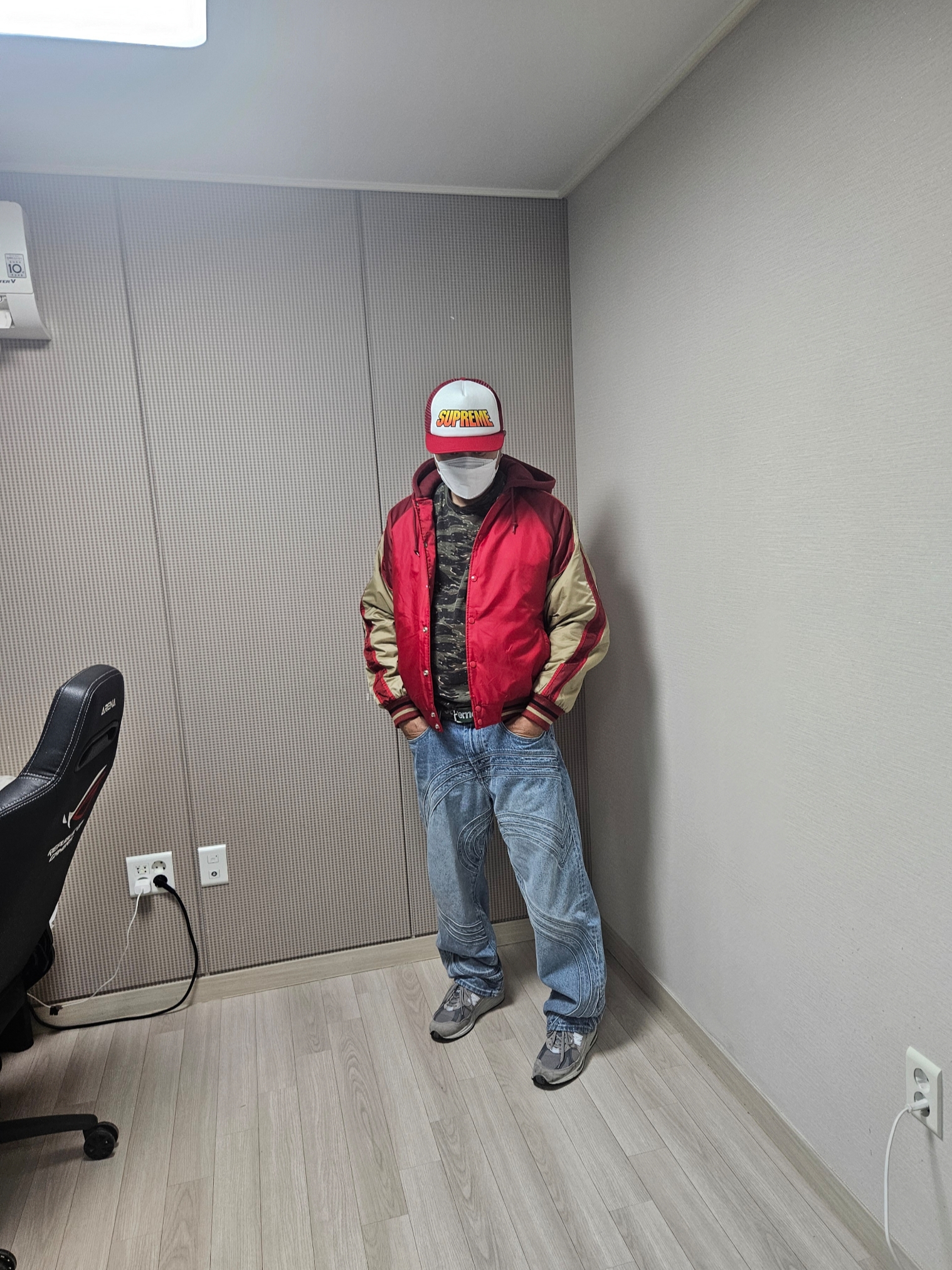 Supreme Hooded Stadium Jacket Red - 24SS, Supreme S Logo Loose Fit Jean Washed Blue - 24SS 착용 스타일 - 1