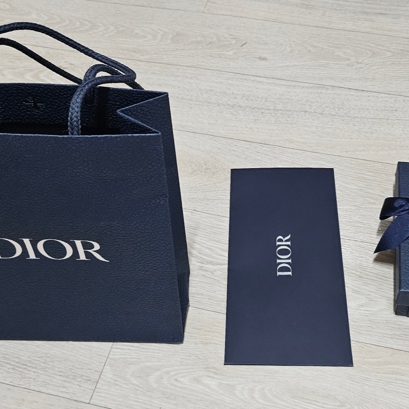 Dior Compact Wallet Beige & Black Dior Oblique Jacquard 착용 스타일 - 1
