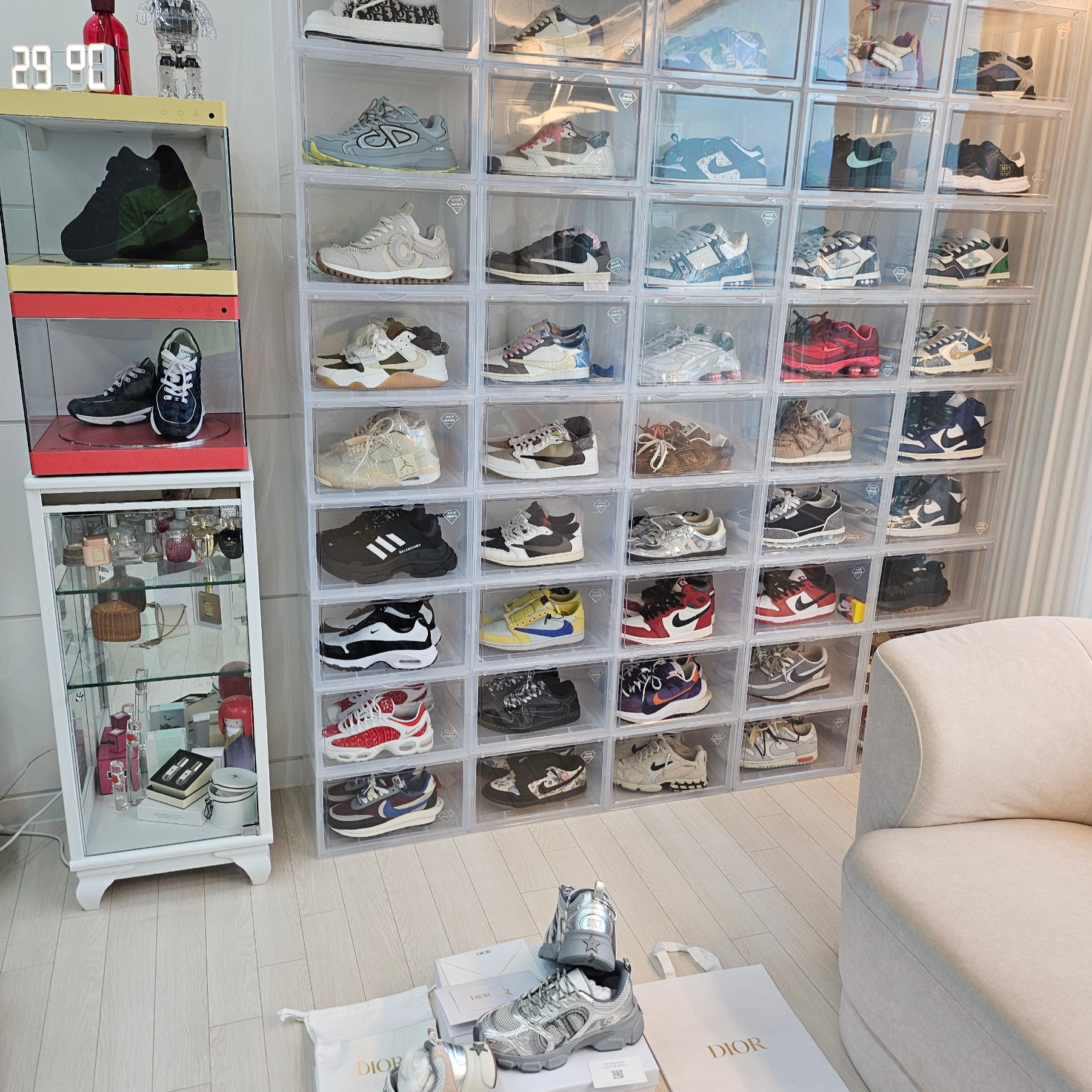Louis Vuitton x Nike Air Force 1 Low by Virgil Abloh Black, (W) Jordan 1 x Travis Scott Retro Low OG SP Canary 착용 스타일 - 2
