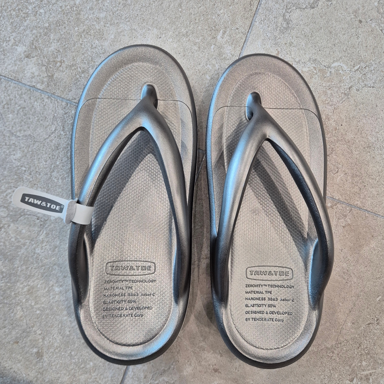Taw&Toe Flip Flop Zerovity OG Light Silver 착용 스타일 - 1
