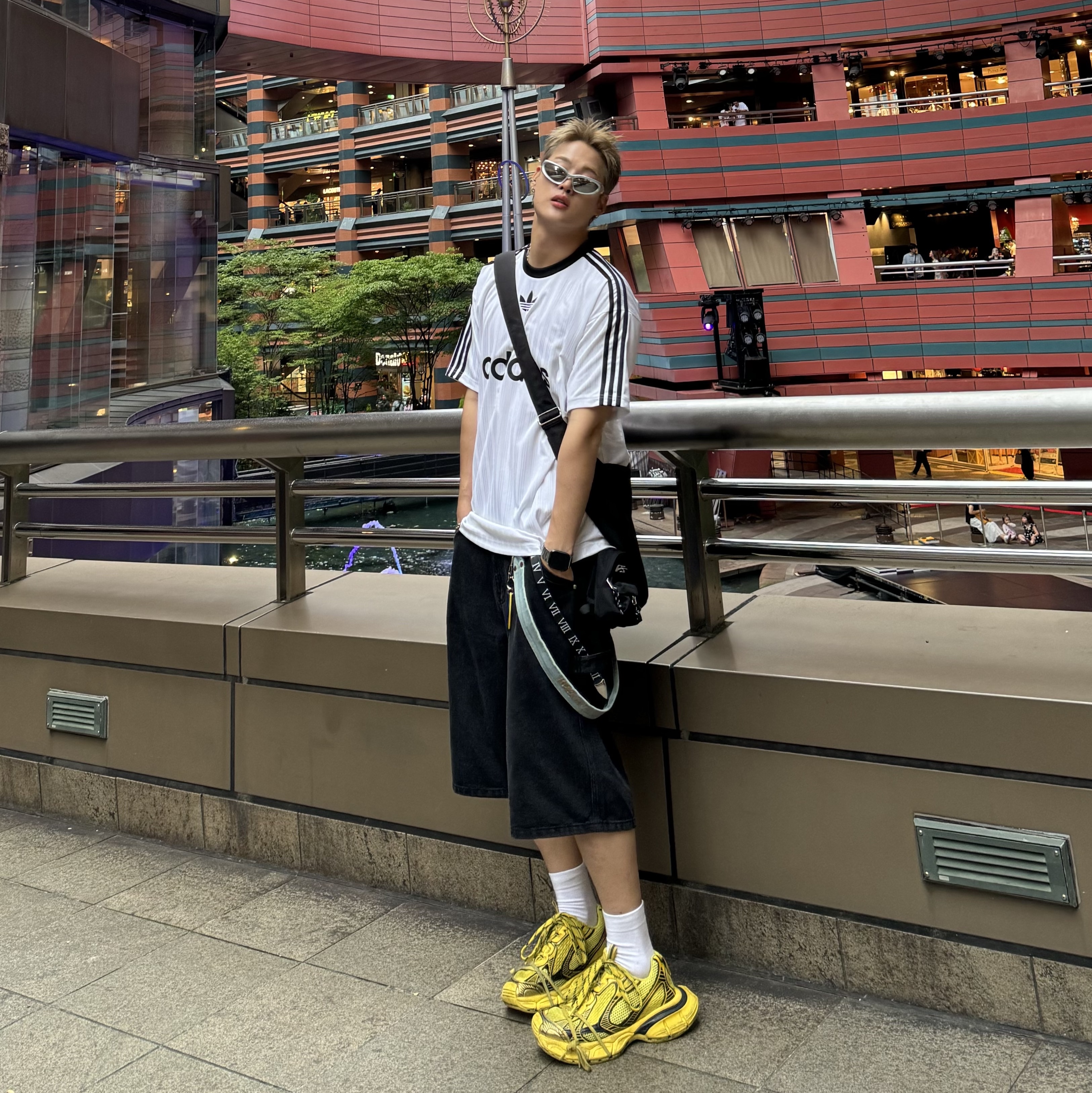 Balenciaga 3XL Sneakers Yellow Black 착용 스타일 - 2