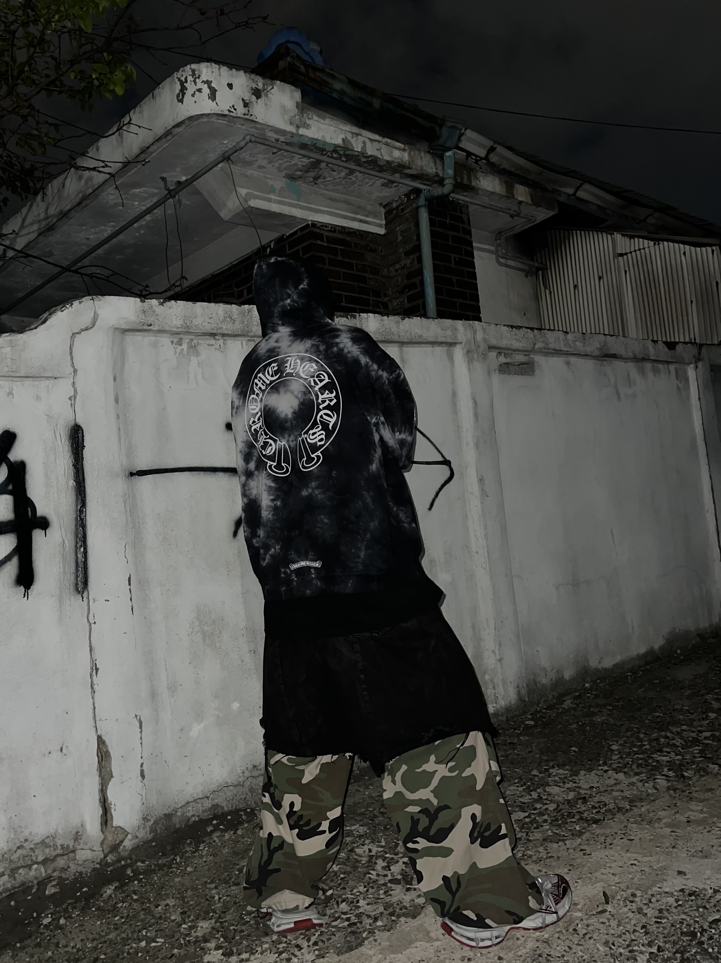 Chrome Hearts Horseshoe Tie Dye Hoodie Black, Project G/R Reworked Bermuda Shorts Black 착용 스타일 - 1