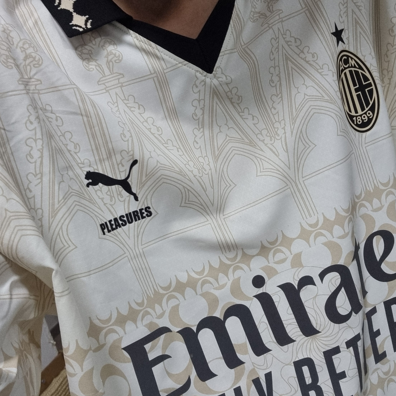 Puma x Pleasures AC Milan 2023/24 Promo Jersey Authentic Pristine Granola (Non Marking Ver.) 착용 스타일 - 1