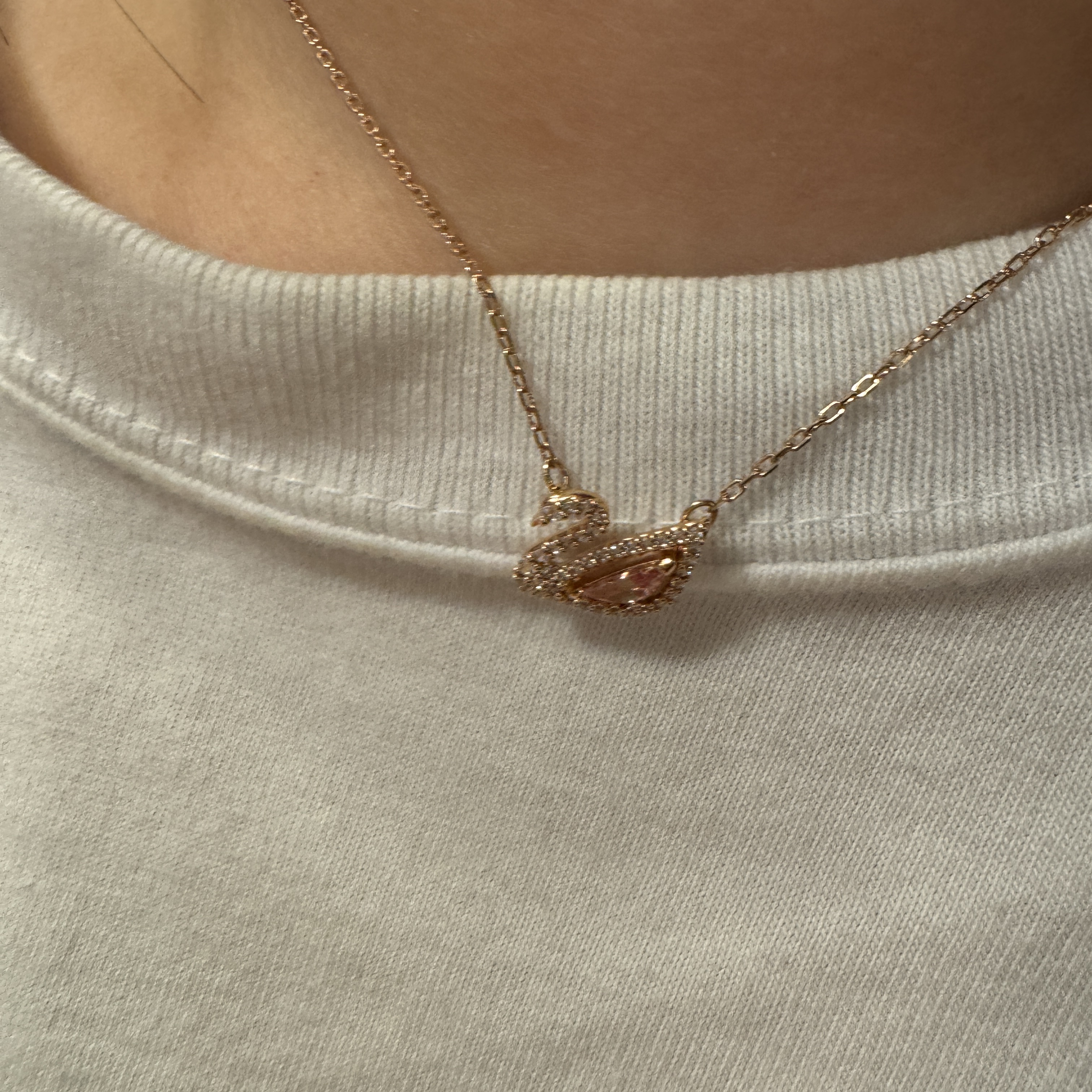(W) Swarovski Dazzling Swan Necklace Pink Rose Gold Plated 착용 스타일