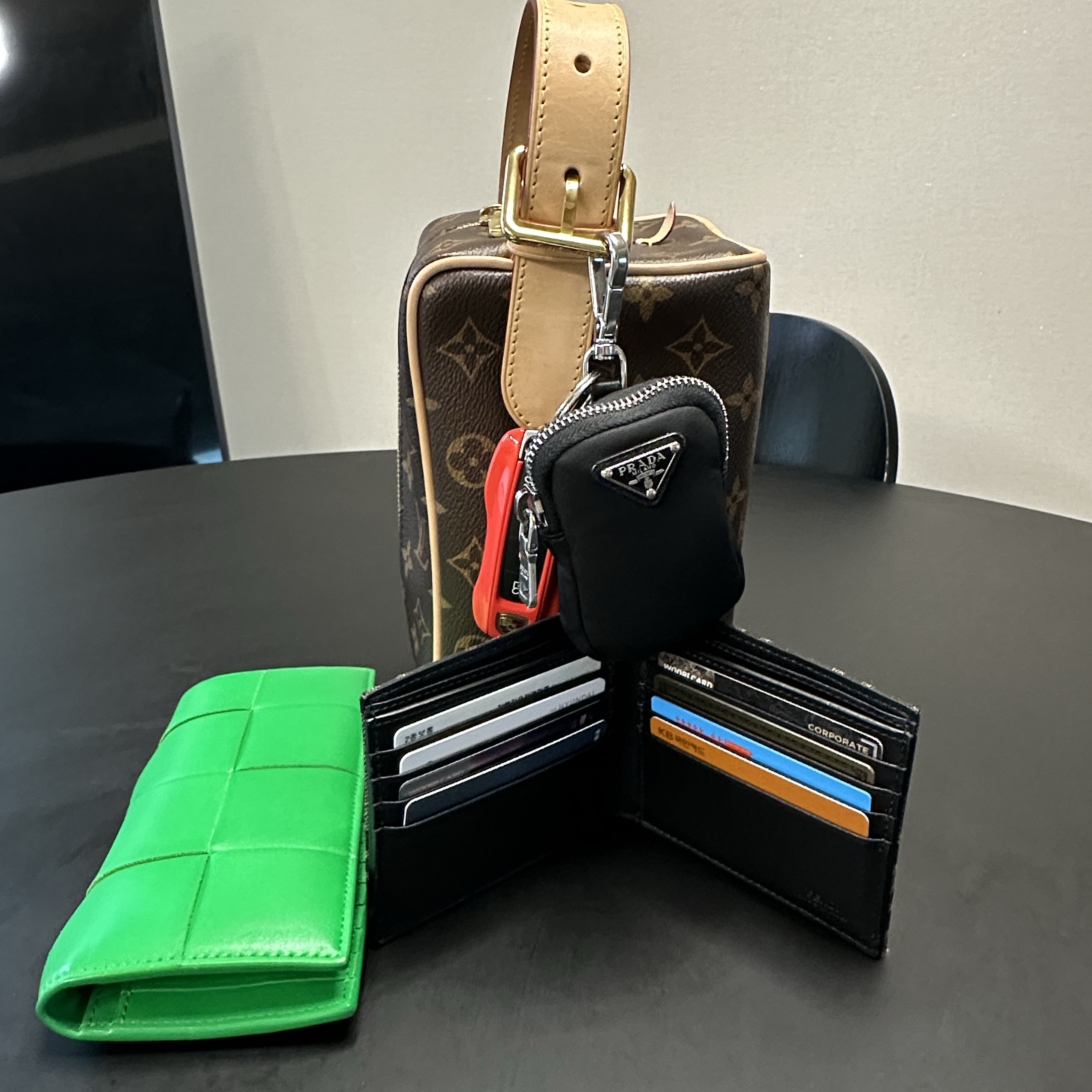 Fendi FF Fabric Bifold Wallet Brown 착용 스타일 - 4