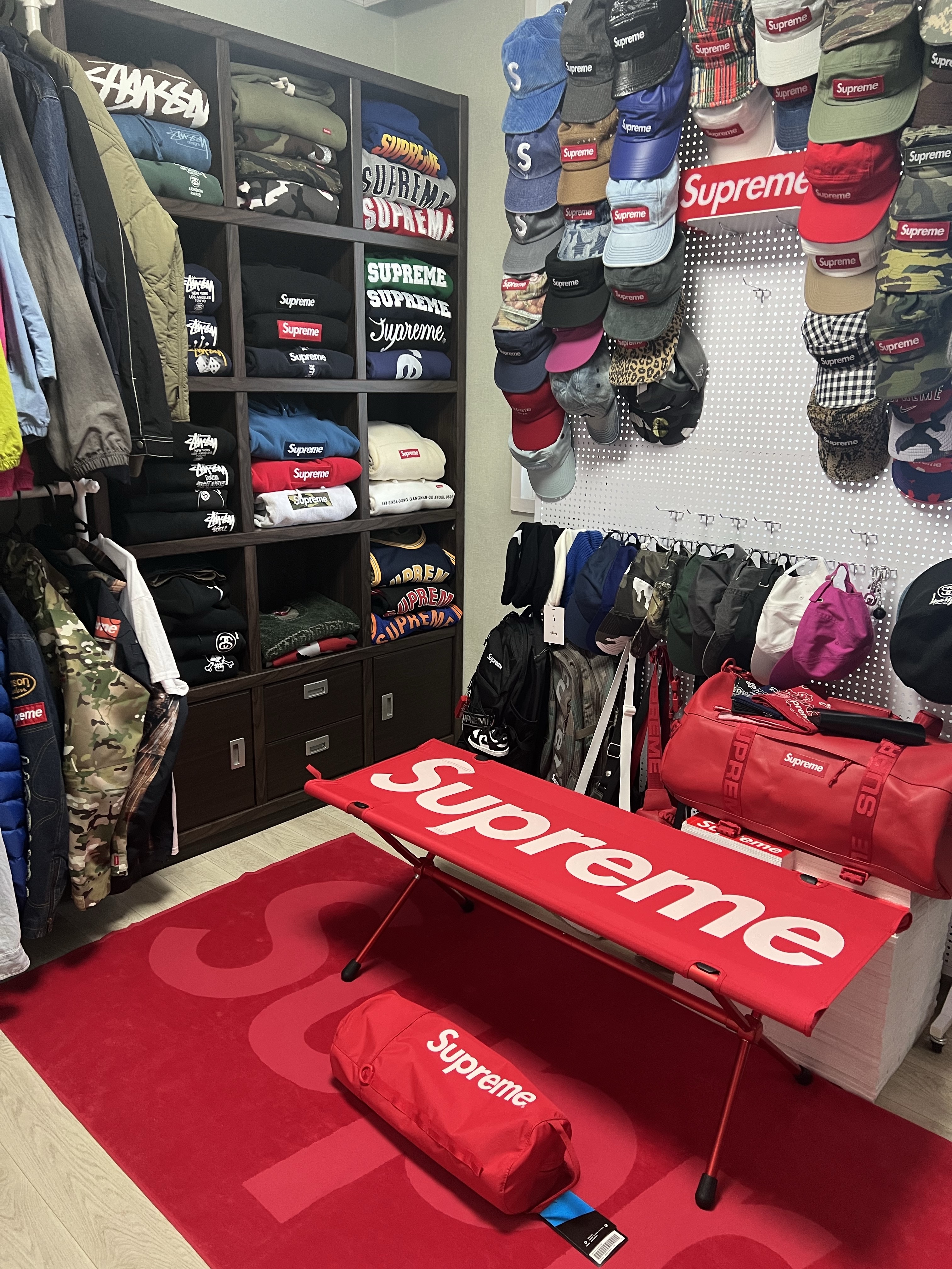 Supreme x Helinox Bench One Red - 22SS 착용 스타일