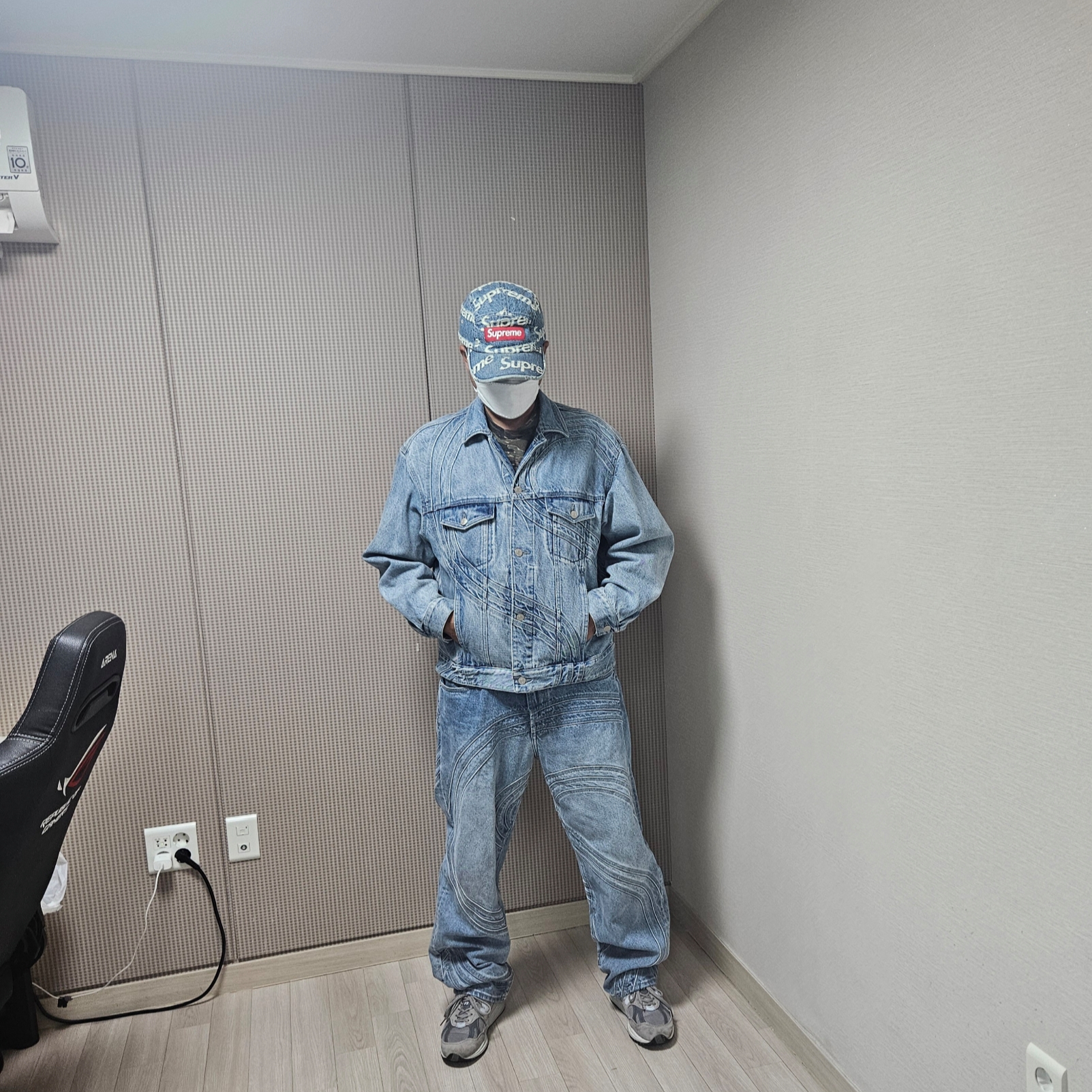 Supreme Frayed Logos Denim Camp Cap Blue - 21SS, Supreme S Logo Loose Fit Jean Washed Blue - 24SS 착용 스타일 - 1