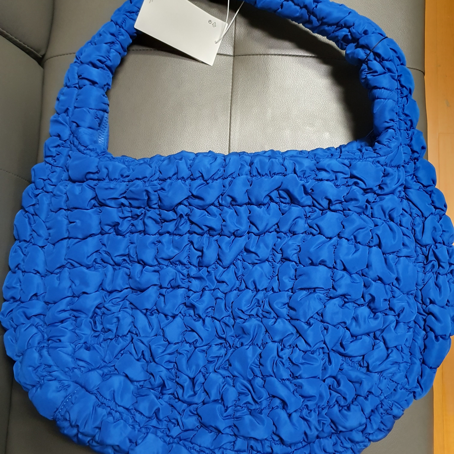 COS Quilted Oversized Shoulder Bag Blue 착용 스타일