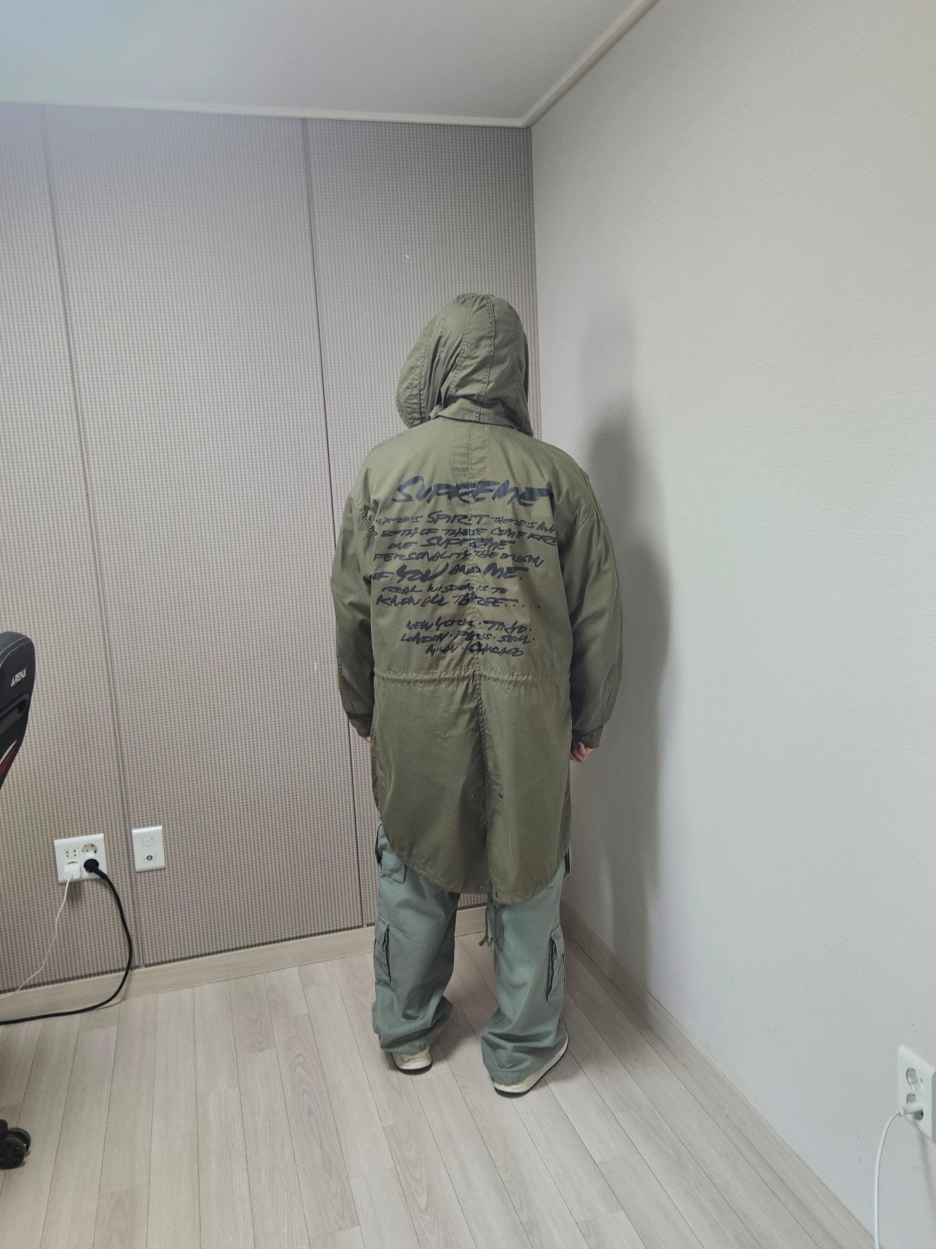 Supreme Cargo Pants Olive - 23FW, Supreme S/S Pocket T-Shirt Tiger Camo - 24SS 착용 스타일 - 7