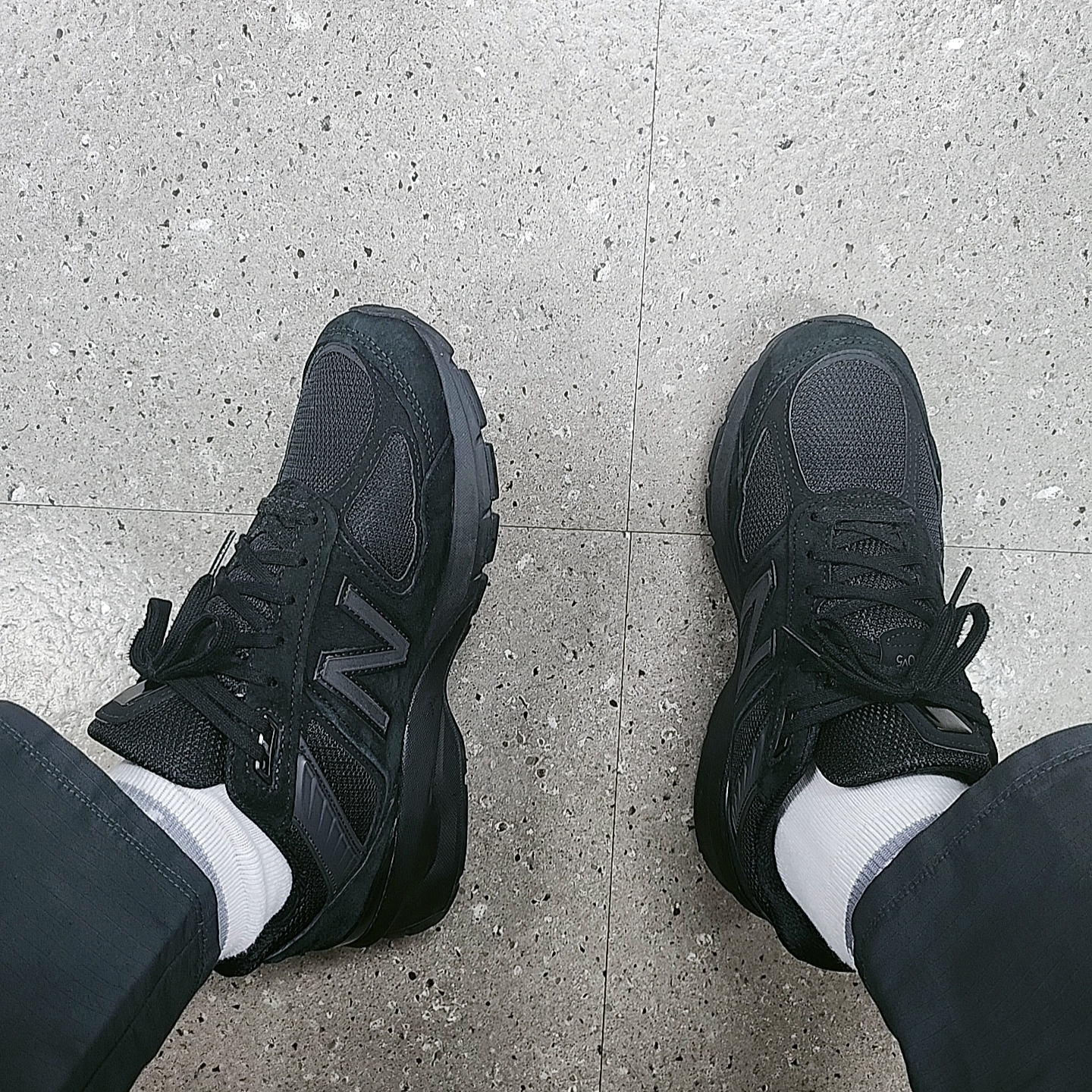 New Balance 990v5 Made in USA Triple Black - D Standard 착용 스타일