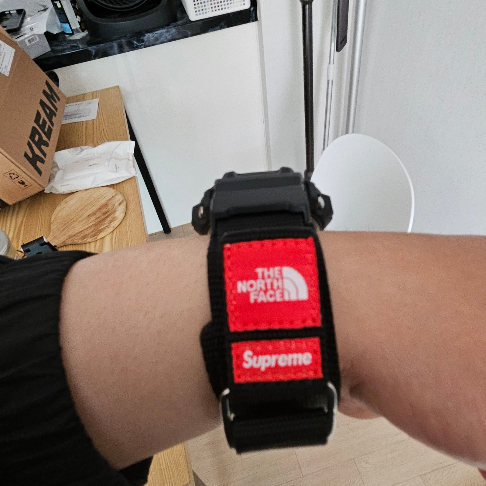 Casio G-Shock x Supreme x The North Face DW-6900 Black 착용 스타일