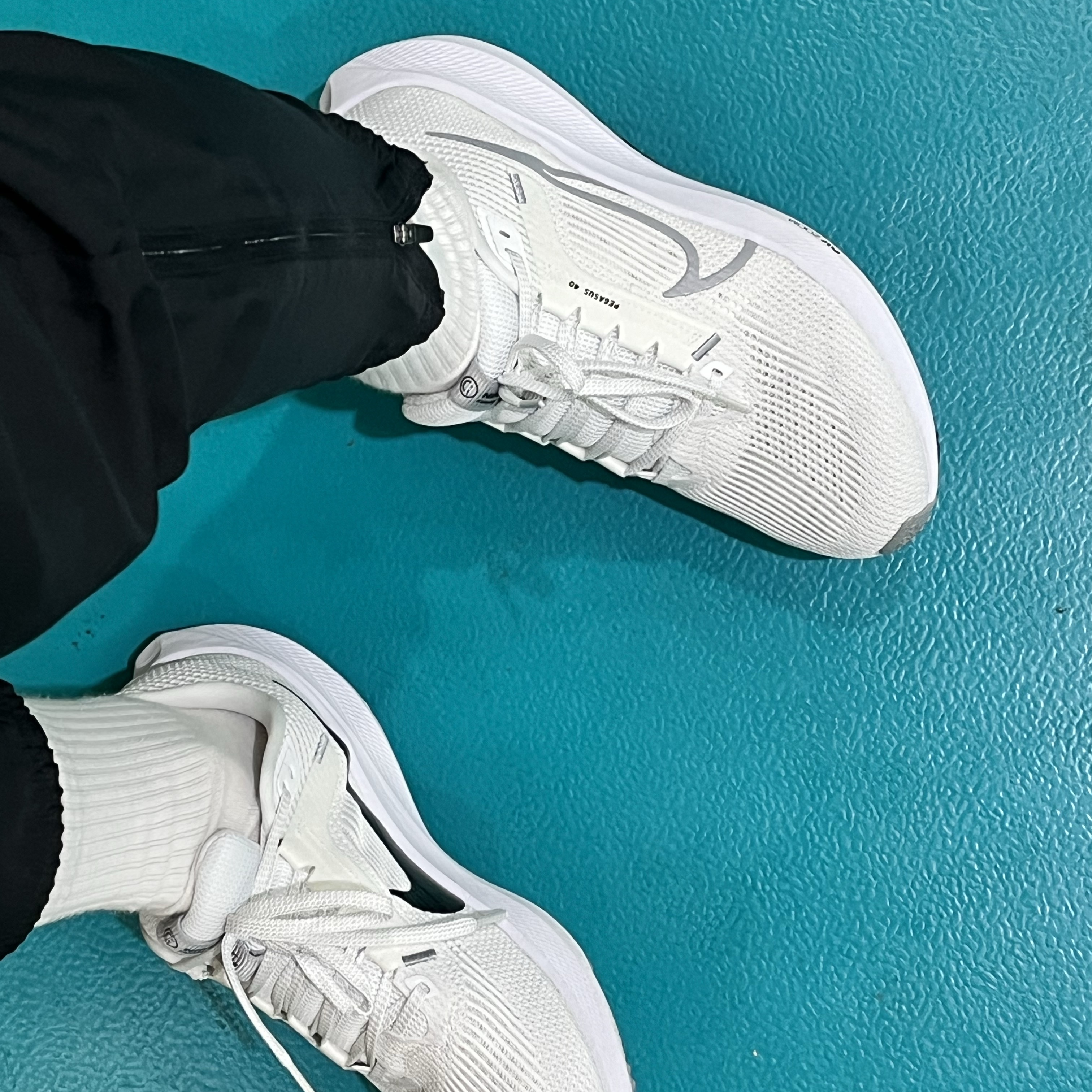 Nike Air Zoom Pegasus 40 White Wolf Grey, Nike Dri-Fit Challenger Woven Pants Black - Asia 착용 스타일 - 1