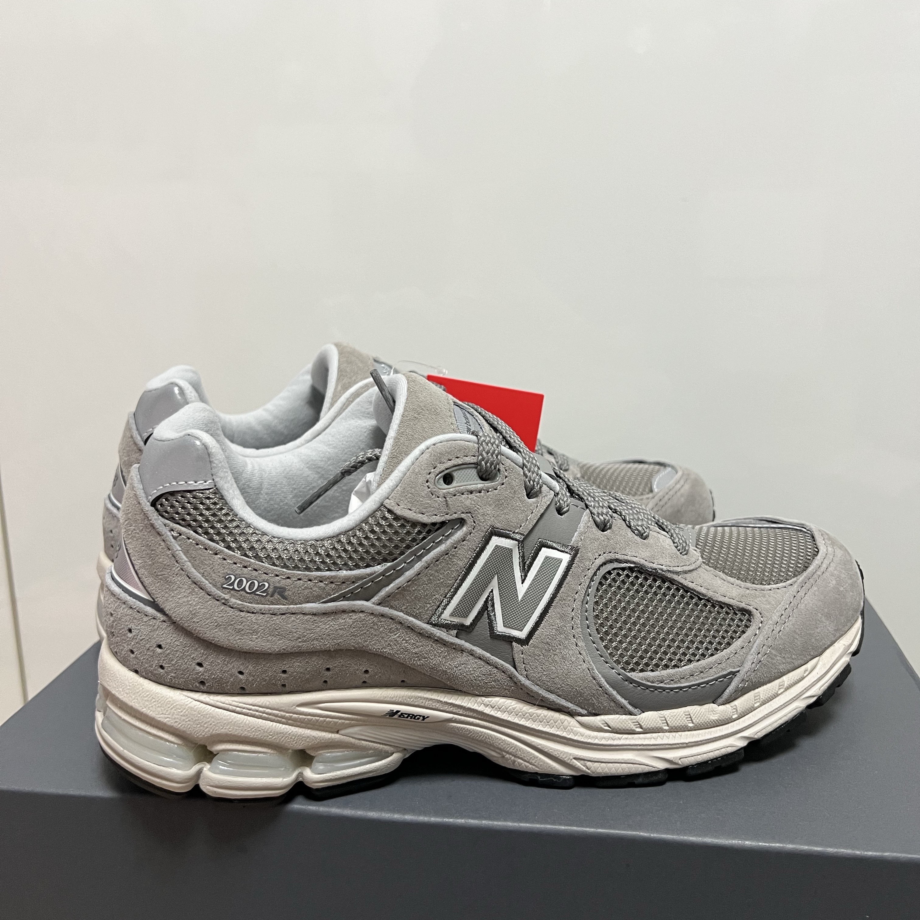 New Balance 2002R Grey 착용 스타일 - 2