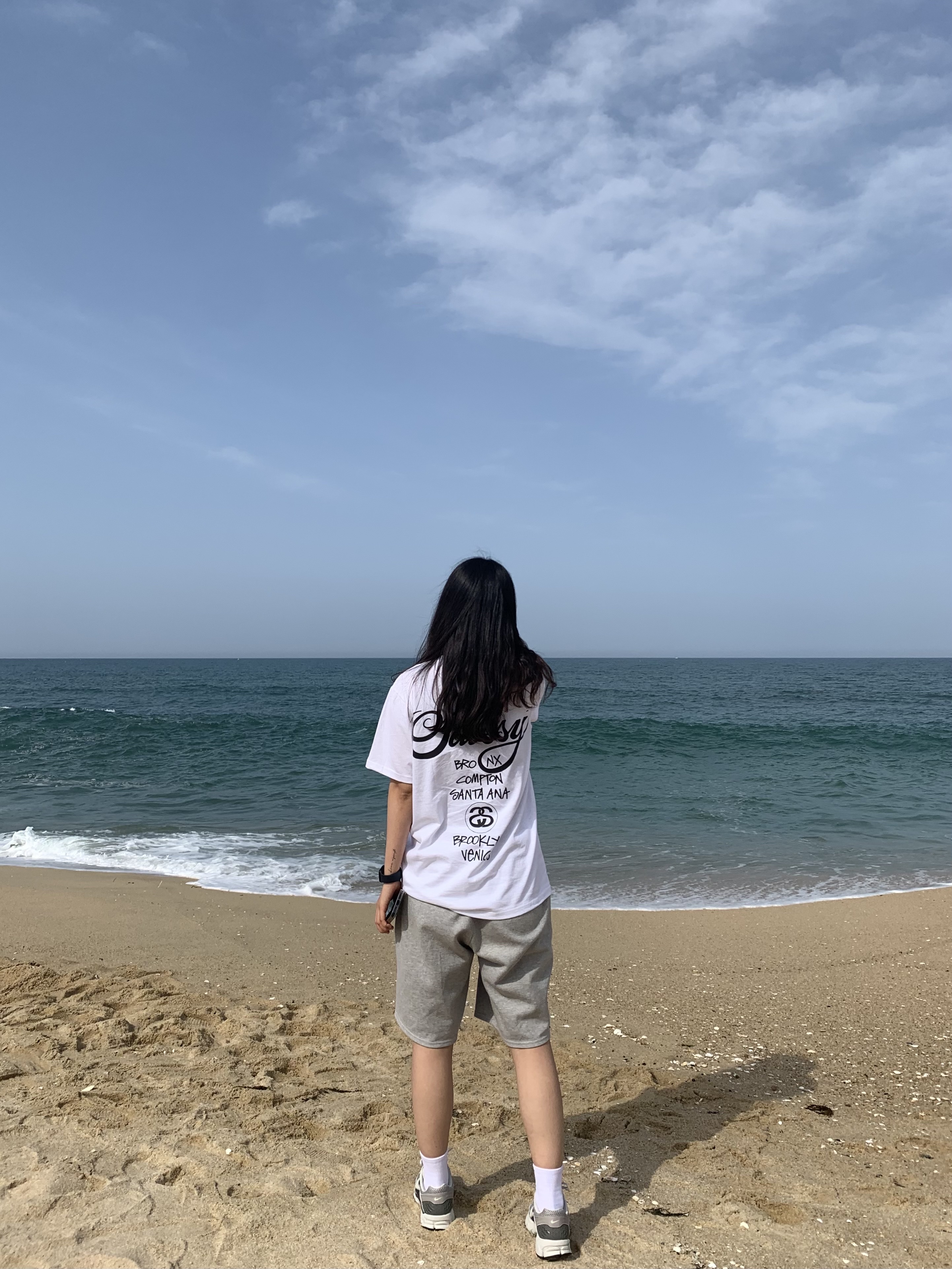 Stussy World Tour T-Shirt White 2024,2025 착용 스타일