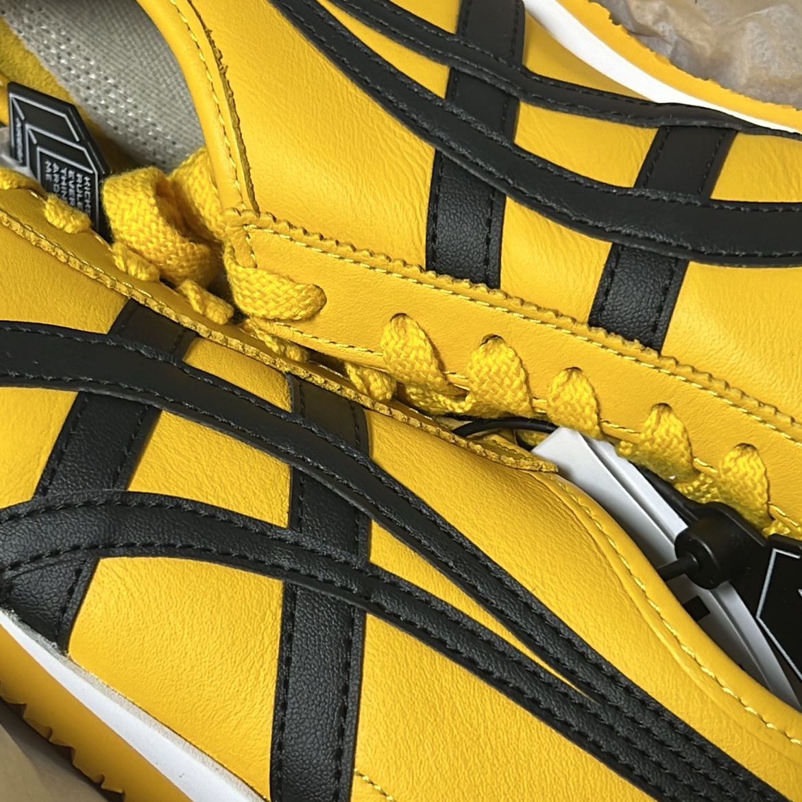 Onitsuka Tiger Mexico 66 Yellow Black 착용 스타일