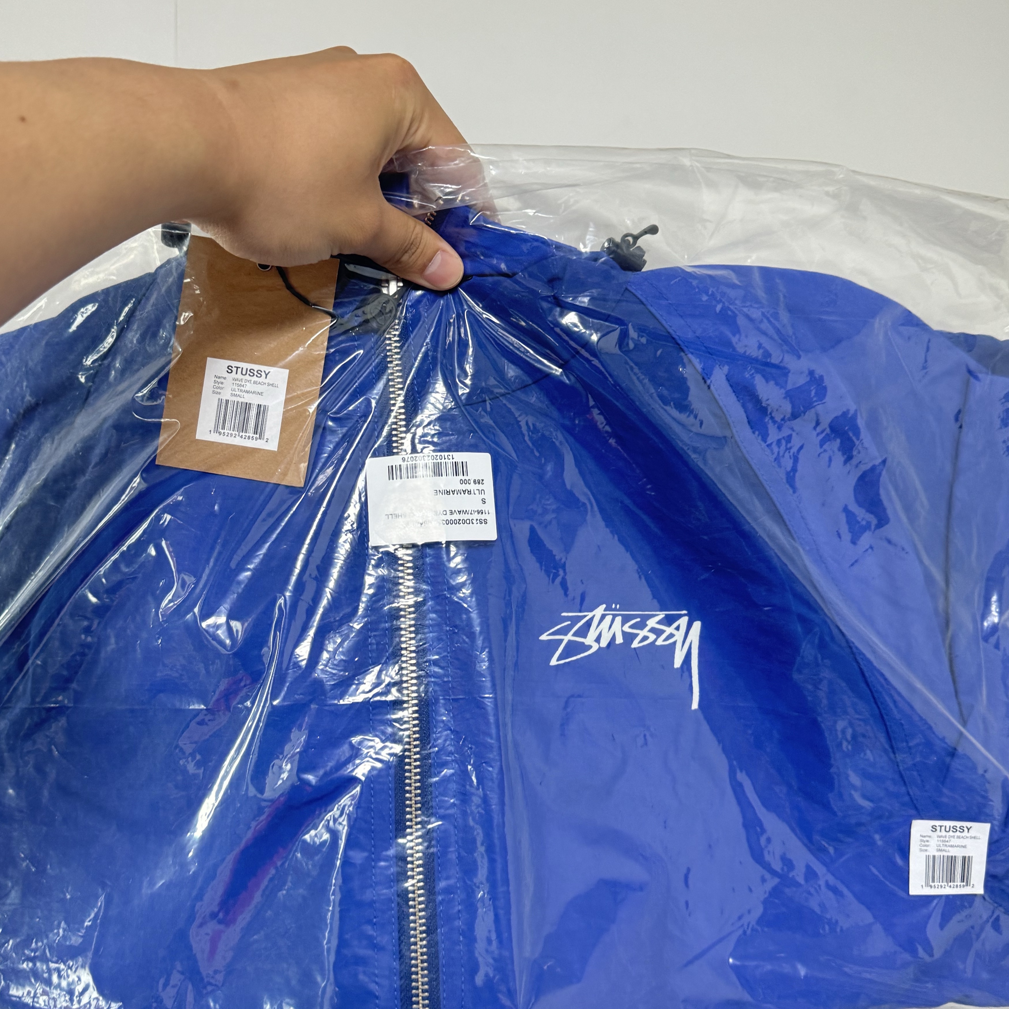Stussy Wave Dye Beach Shell Jacket Ultramarine 착용 스타일