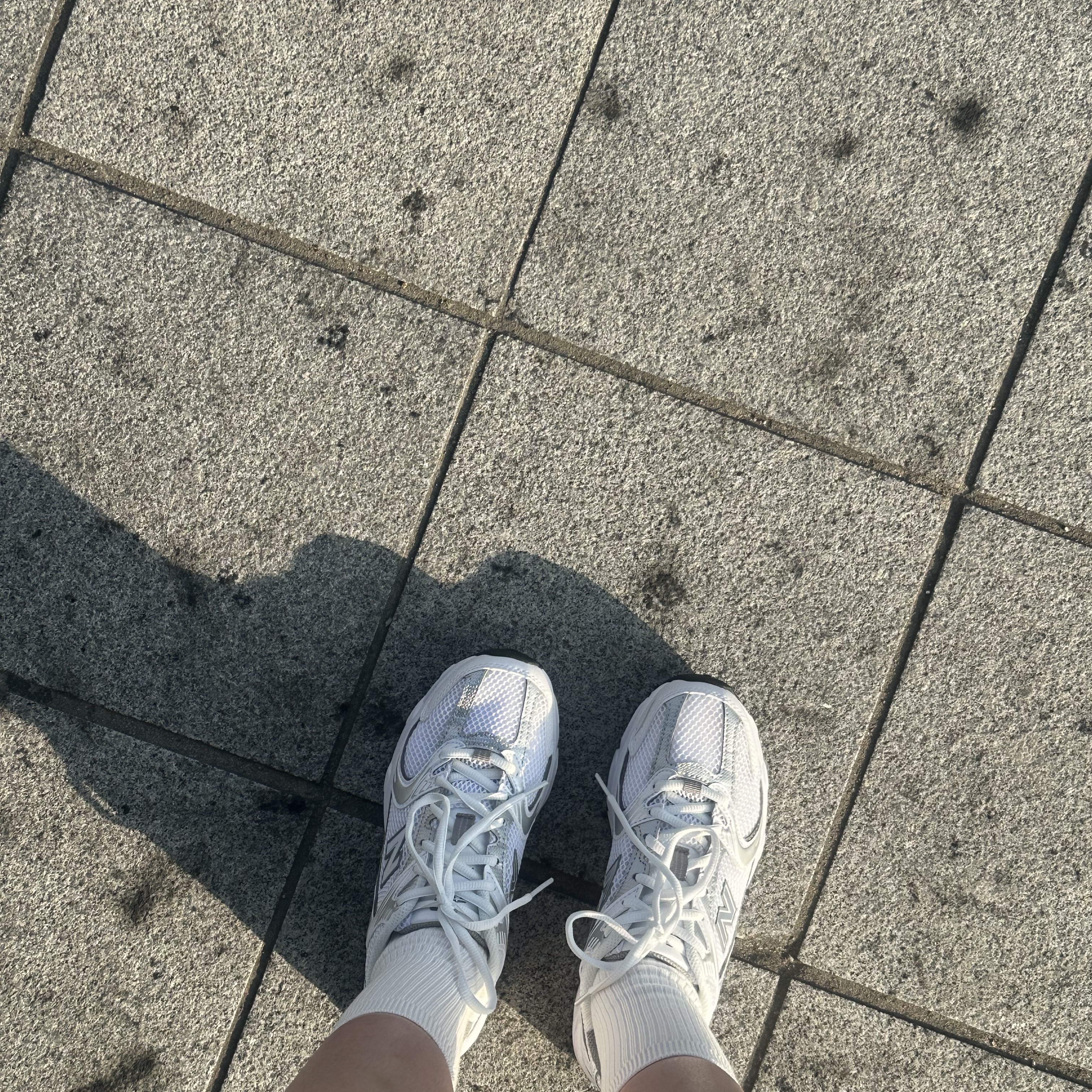 New Balance 530 White Silver 착용 스타일 - 2