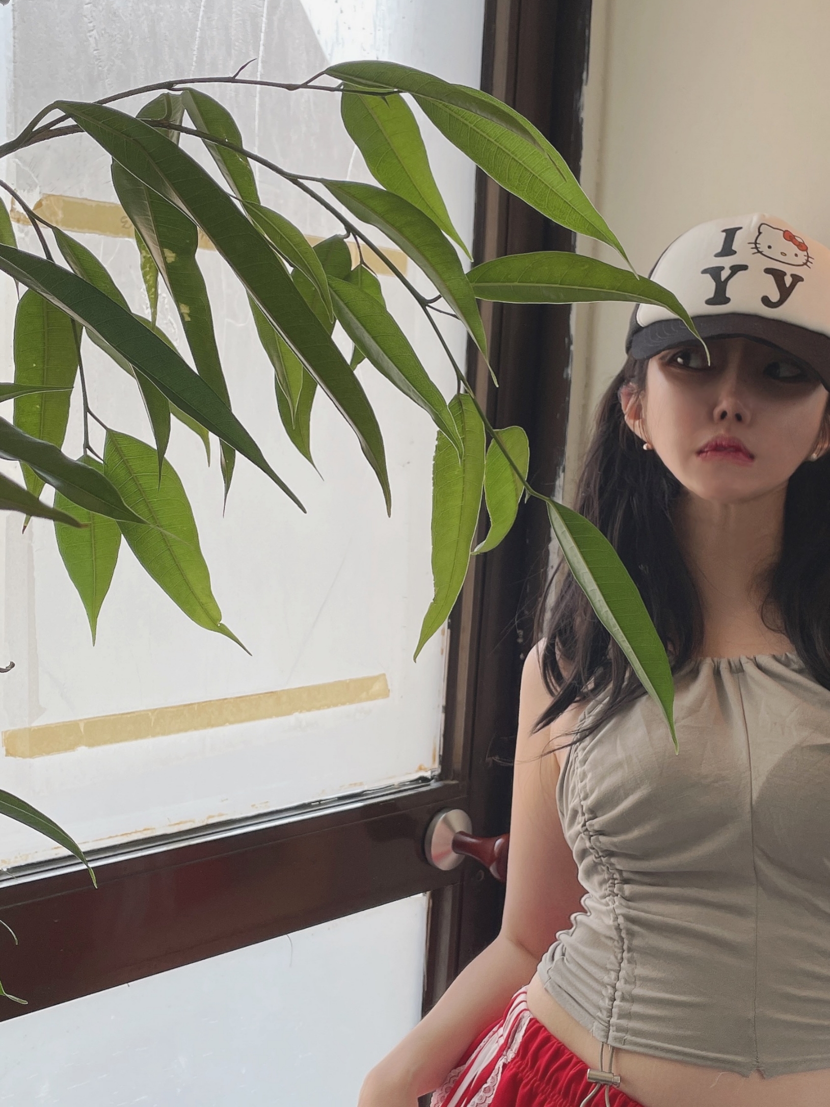 Prada Cleo Brushed Leather Shoulder Bag White, Open Yy x Hello Kitty Trucker Cap Black 착용 스타일 - 4