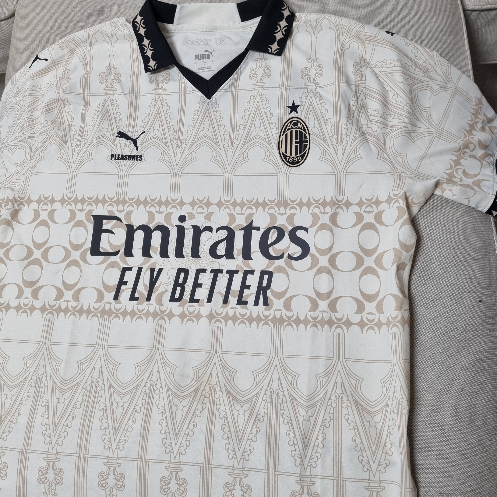 Puma x Pleasures AC Milan 2023/24 Promo Jersey Authentic Pristine Granola (Non Marking Ver.) 착용 스타일 - 2
