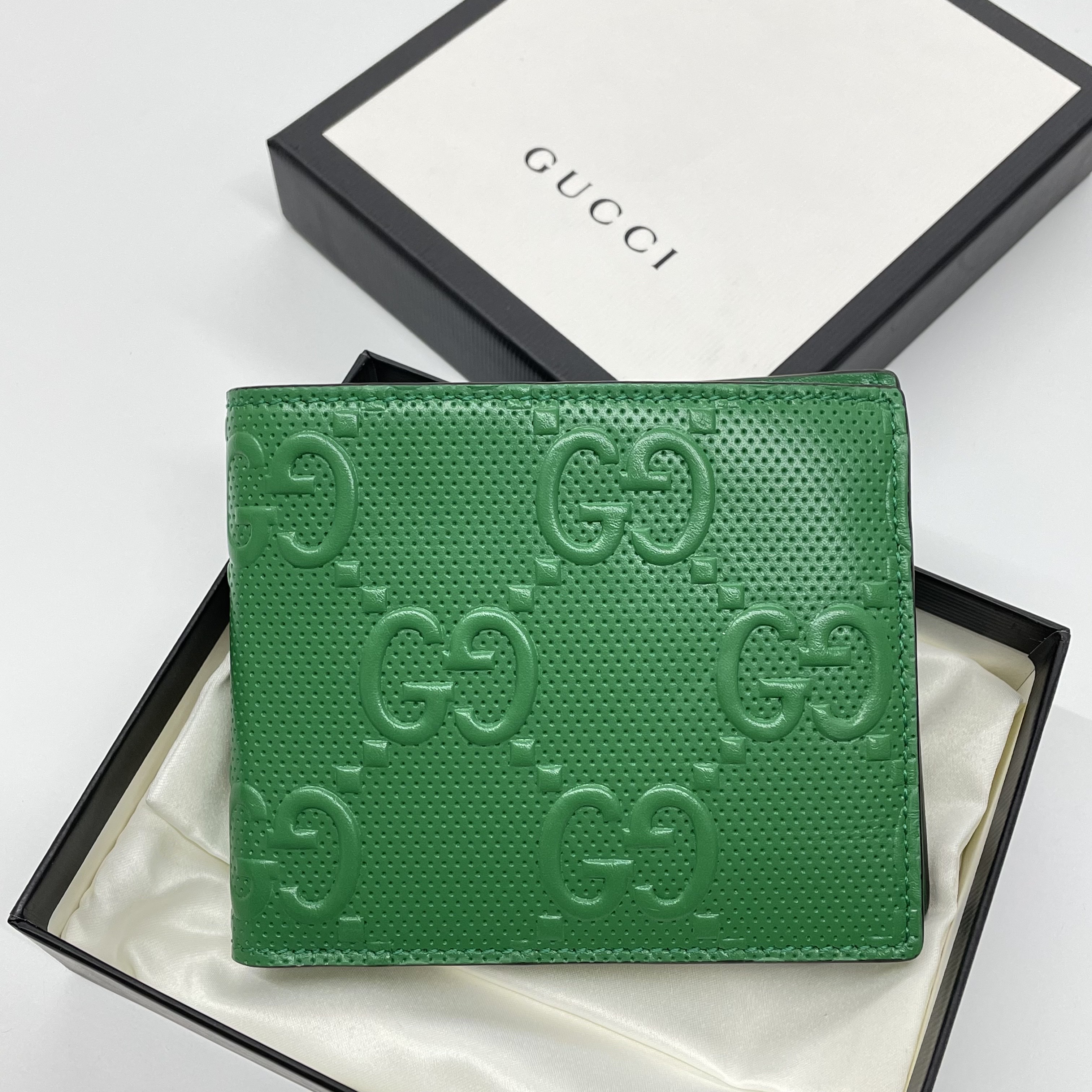 Gucci GG Embossed Bi-Fold Wallet Green 착용 스타일 - 1