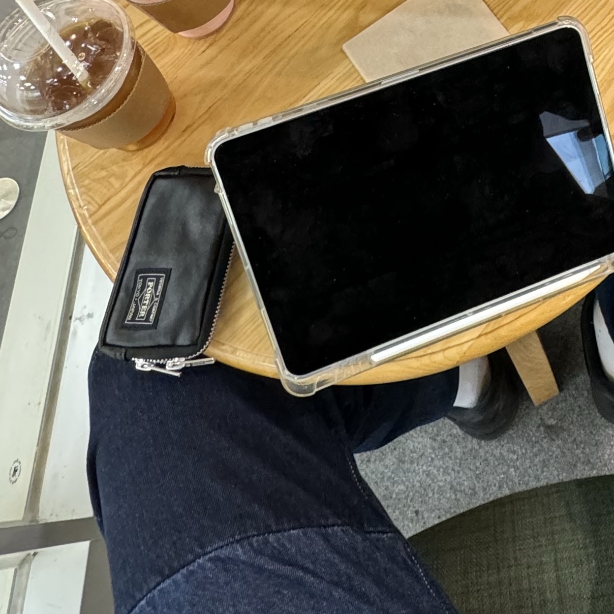 Porter Freestyle Multi Coin Case Black 착용 스타일