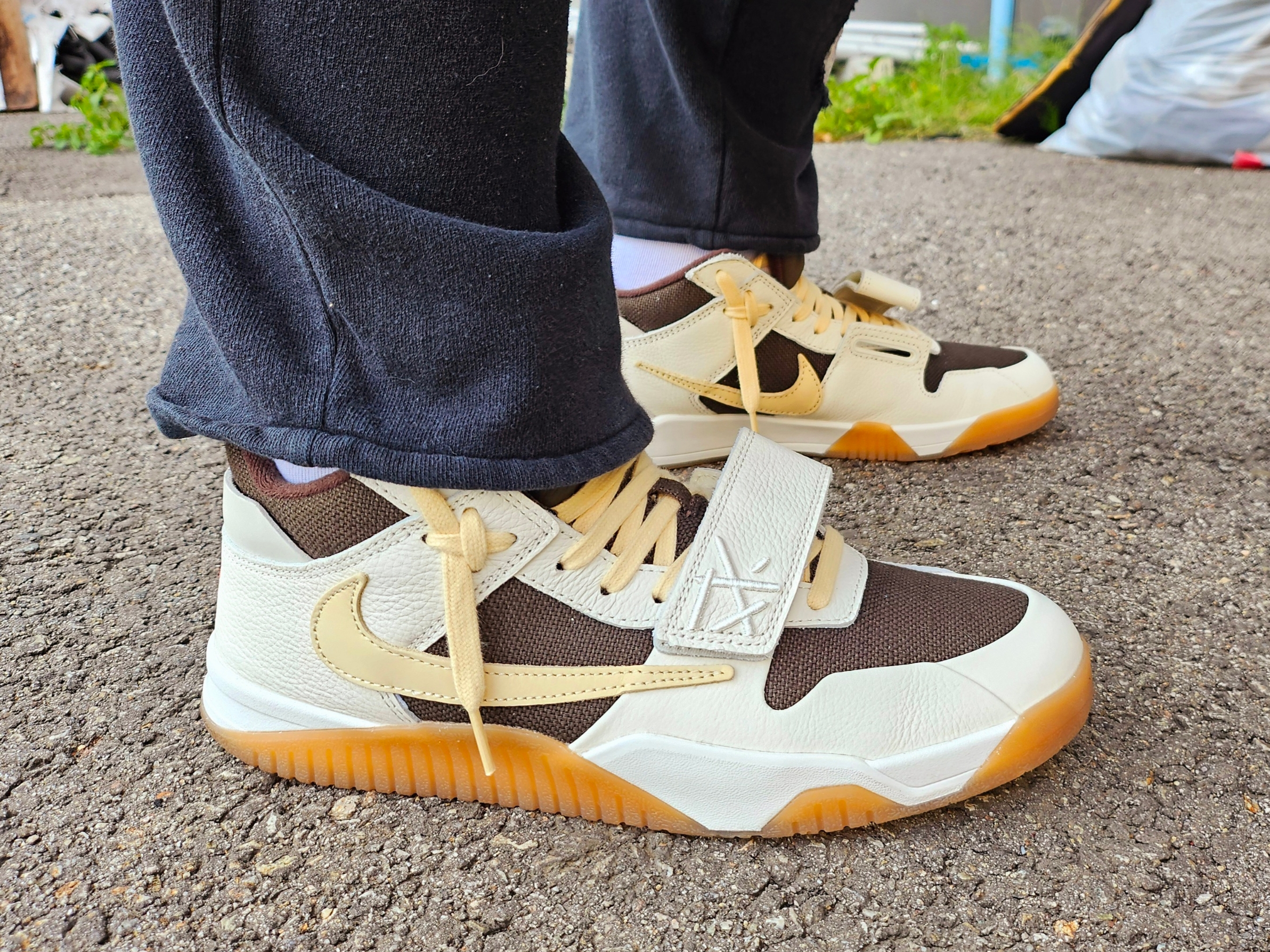 Jordan x Travis Scott Jumpman Jack TR Sail and Dark Mocha 착용 스타일 - 1