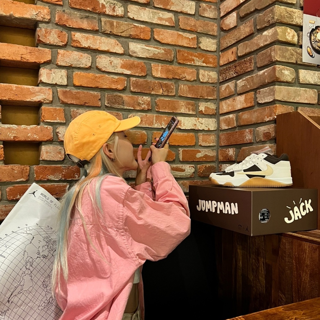 Jordan x Travis Scott Jumpman Jack TR Sail and Dark Mocha 착용 스타일 - 4