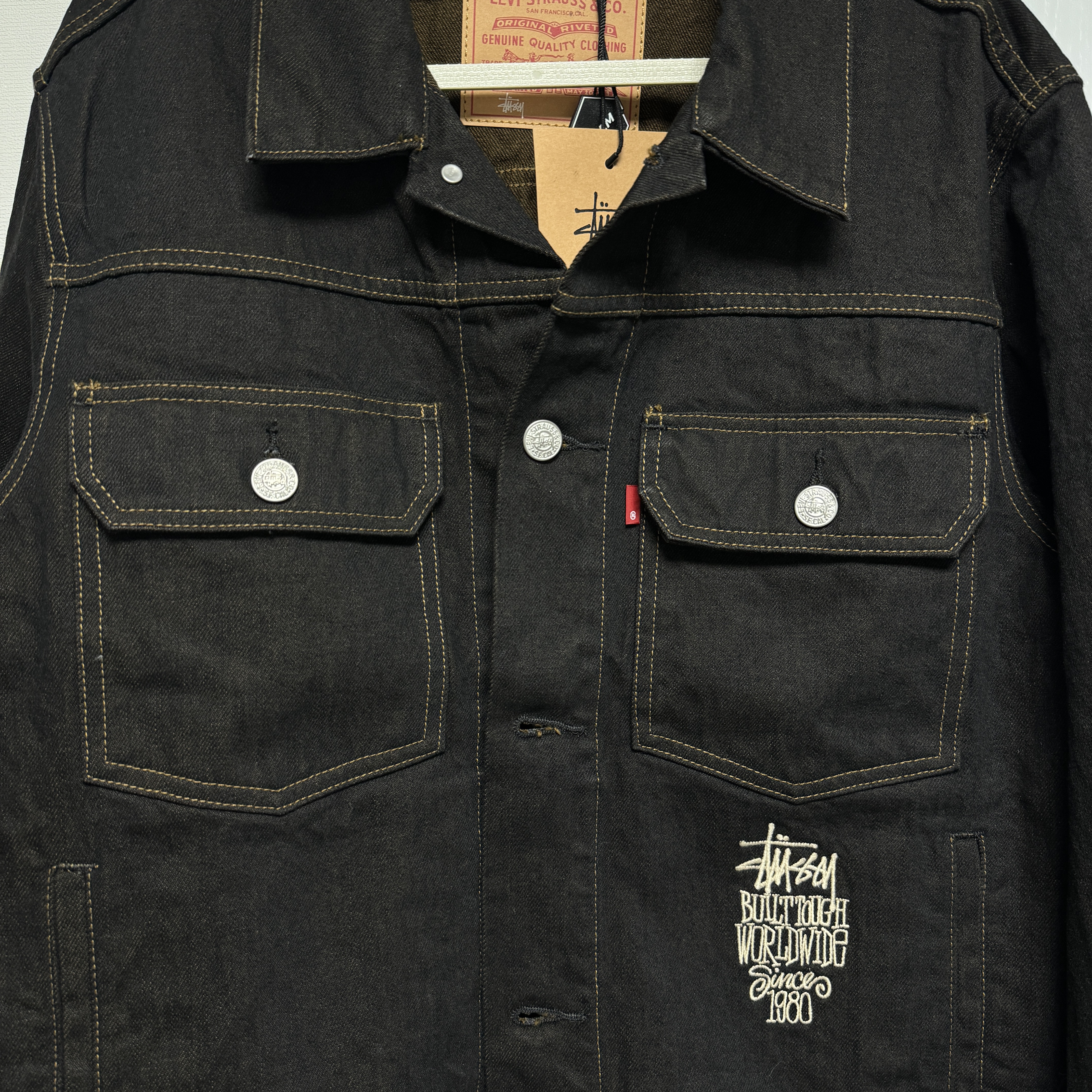 Stussy x Levi's Crispy Rinse Trucker Jacket Black 착용 스타일 - 1
