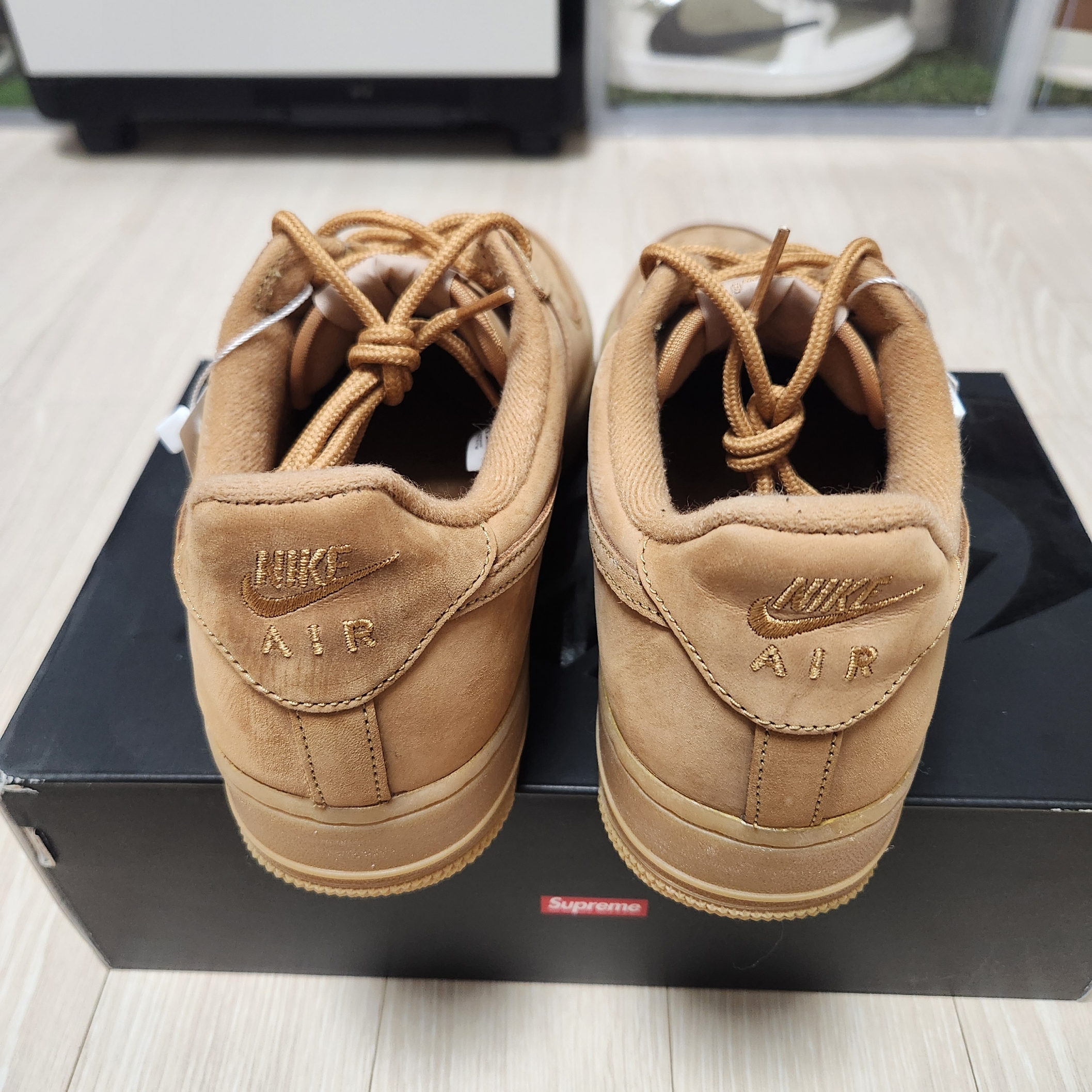 Nike x Supreme Air Force 1 Low Flax, Nike x Supreme Air Force 1 Low Black 착용 스타일 - 4