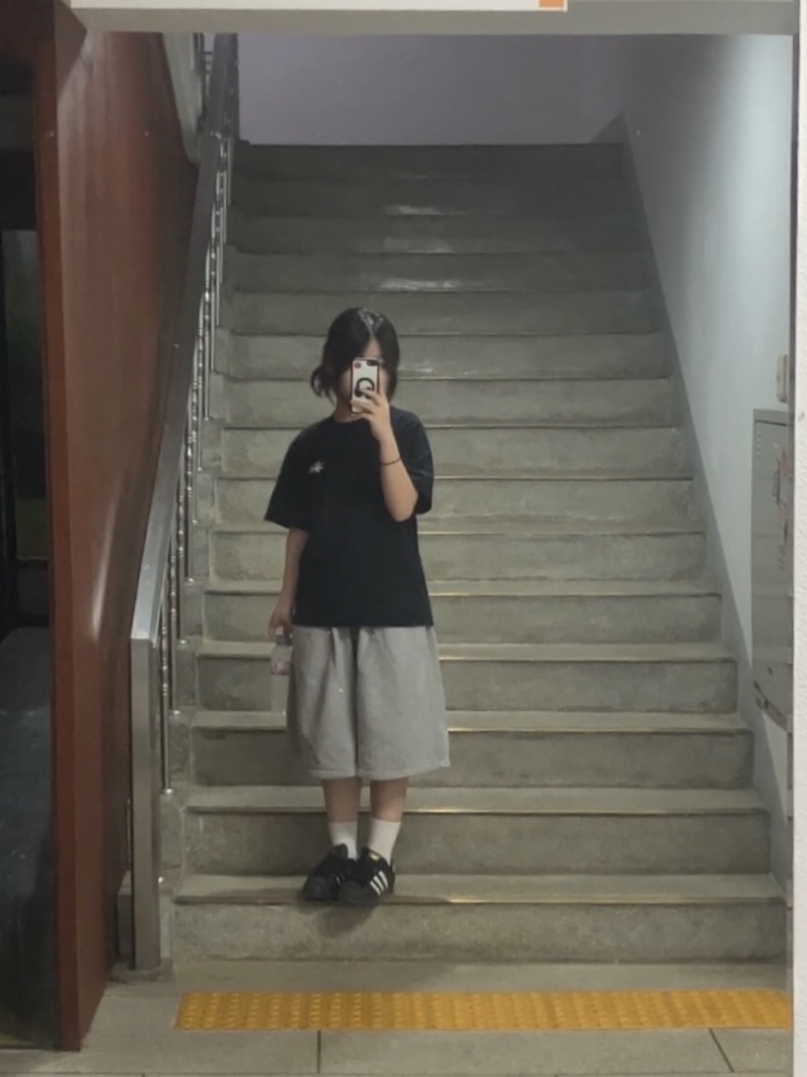 Adidas Superstar Core Black White, Stussy Basic Stussy T-Shirt Black 착용 스타일 - 2