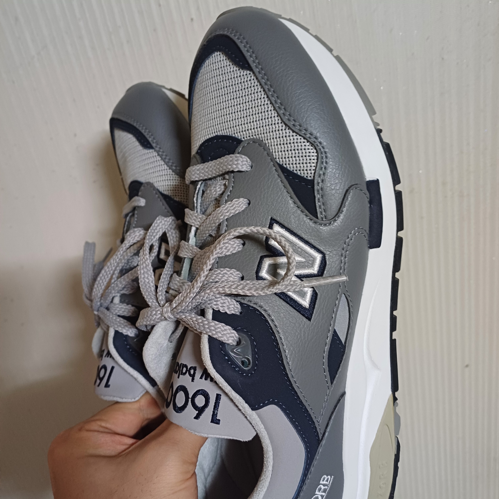 New Balance 1600 Legacy Grey 착용 스타일 - 2