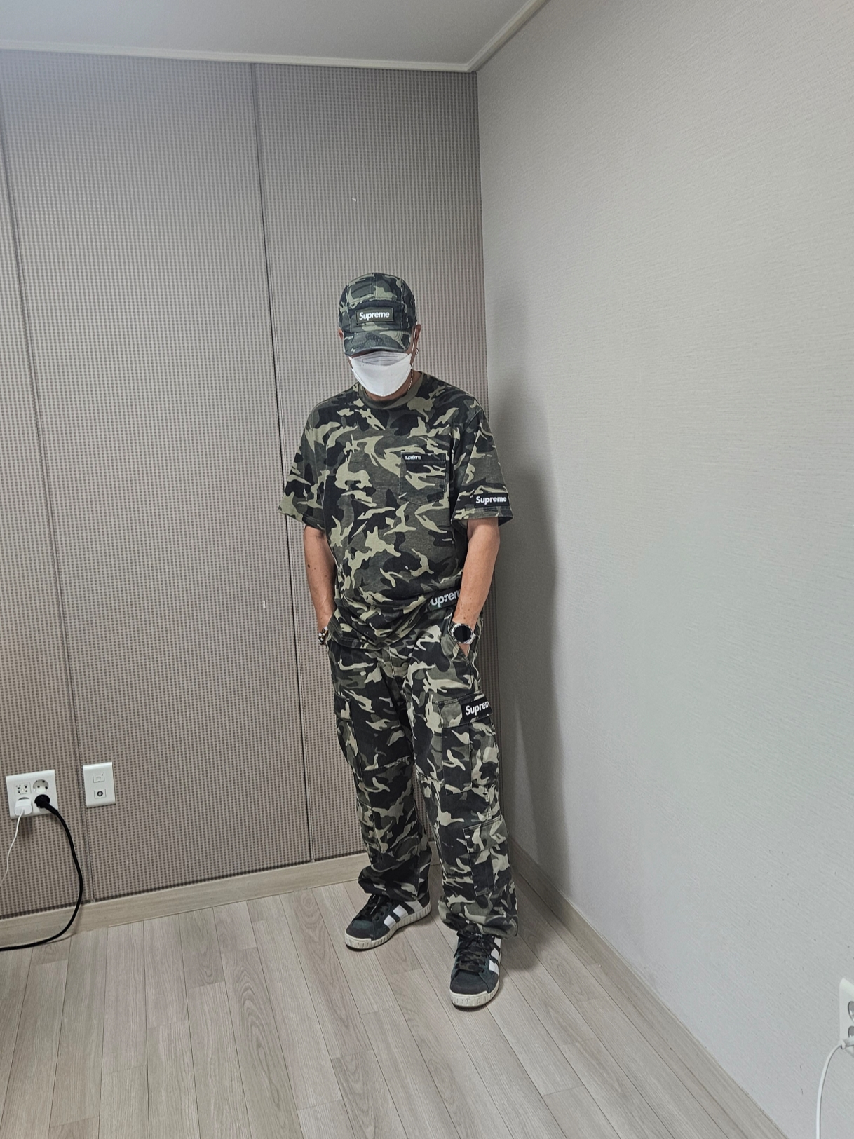 Supreme Cargo Pants Olive Camo - 23SS, Supreme S/S Pocket T-Shirt Olive Camo - 23SS 착용 스타일 - 1