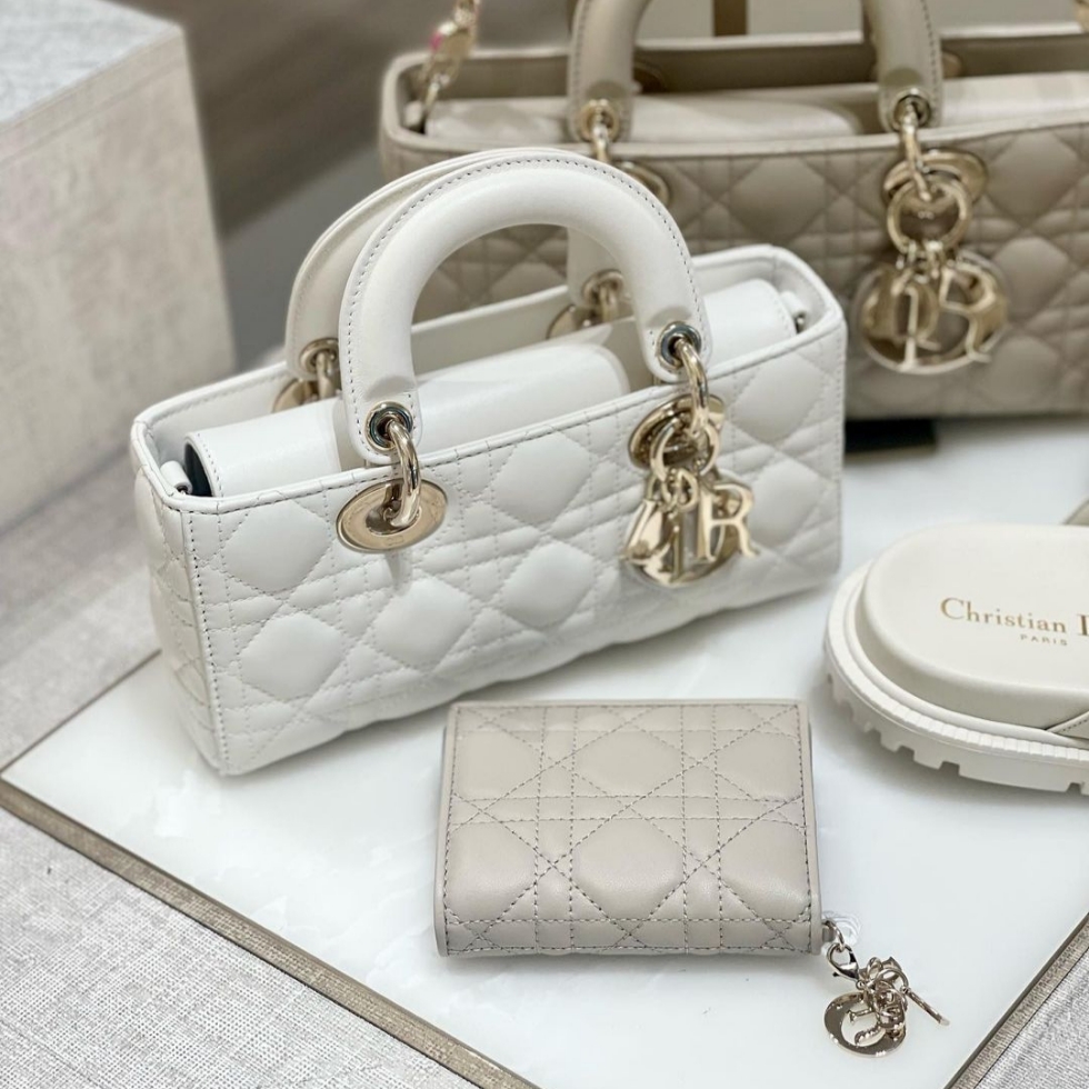 Dior Small Lady D Joy Bag Cannage Lambskin Latte 착용 스타일