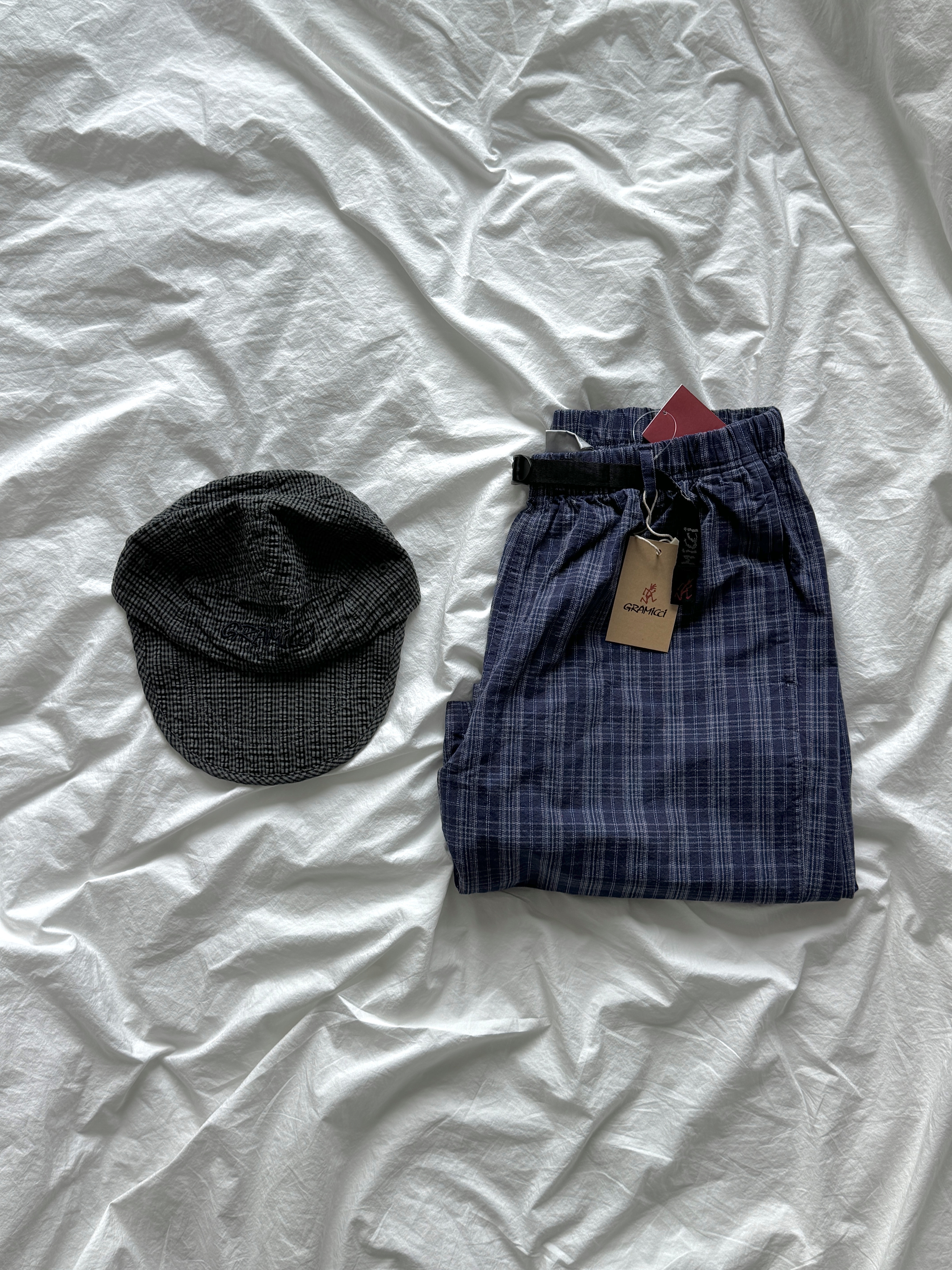 Adidas Gazelle Triple Black, Stussy Mid-Depth Old English Snapback Black 착용 스타일 - 2