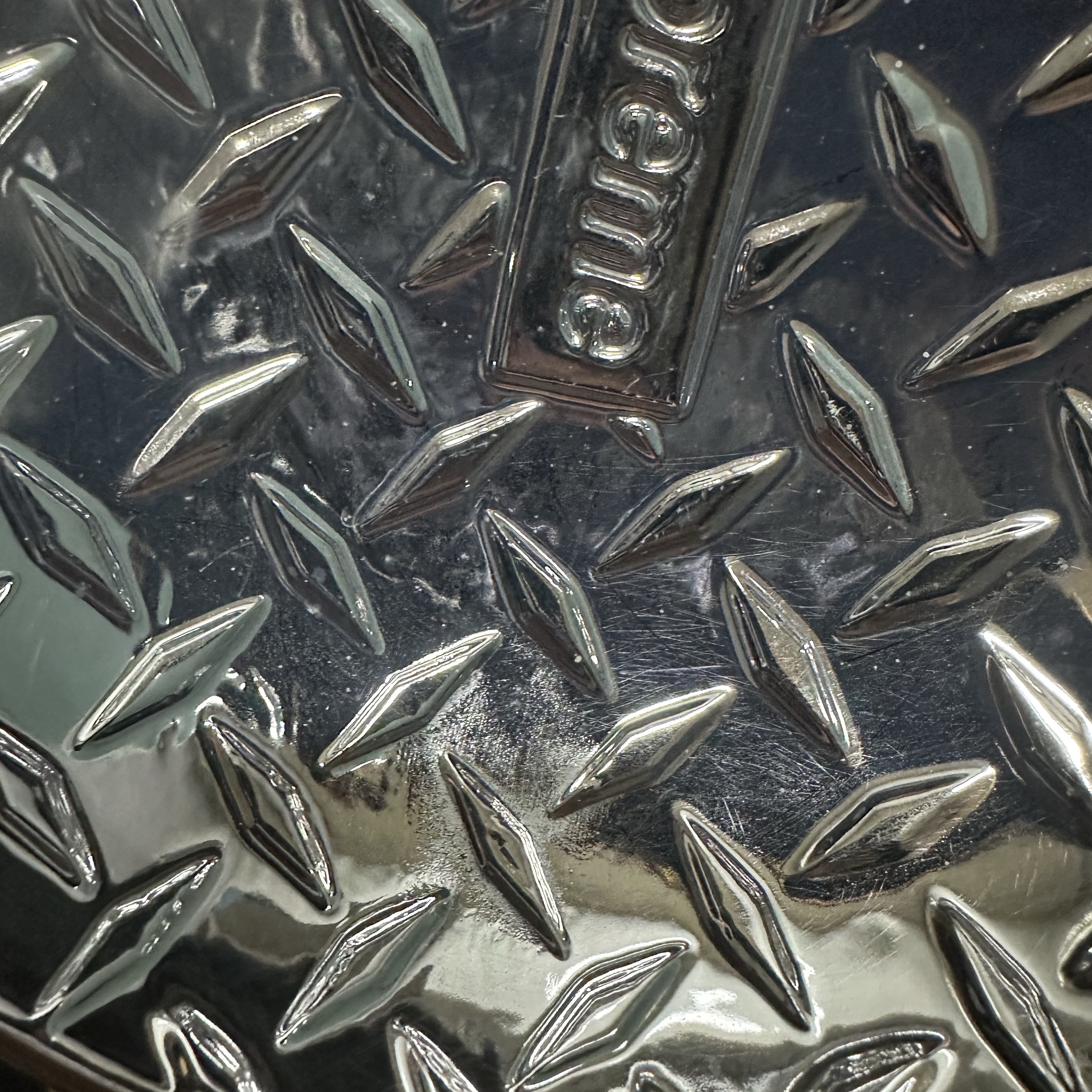 Supreme Diamond Plate Dog Bowl Silver - 23SS 착용 스타일 - 2