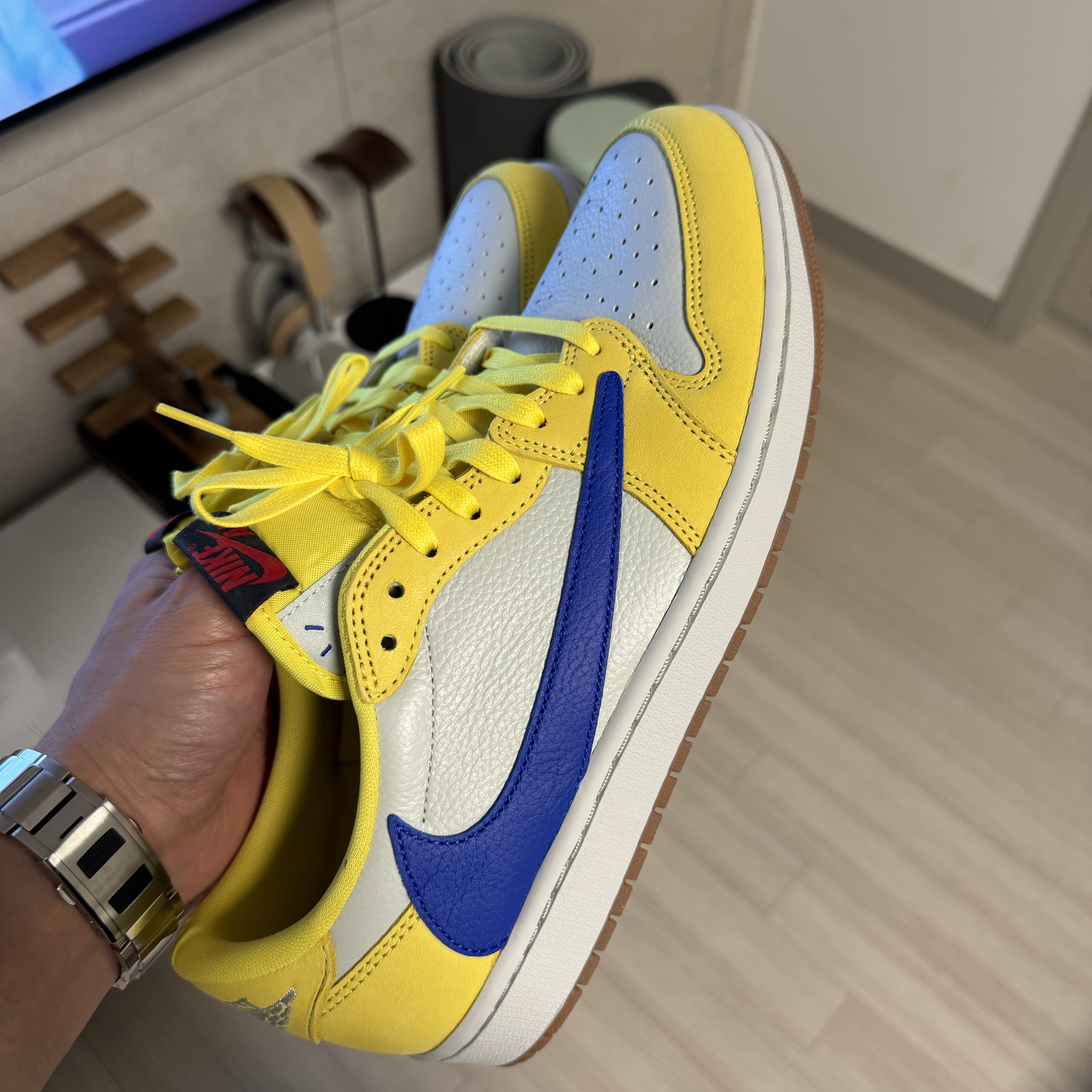 (W) Jordan 1 x Travis Scott Retro Low OG SP Canary 착용 스타일