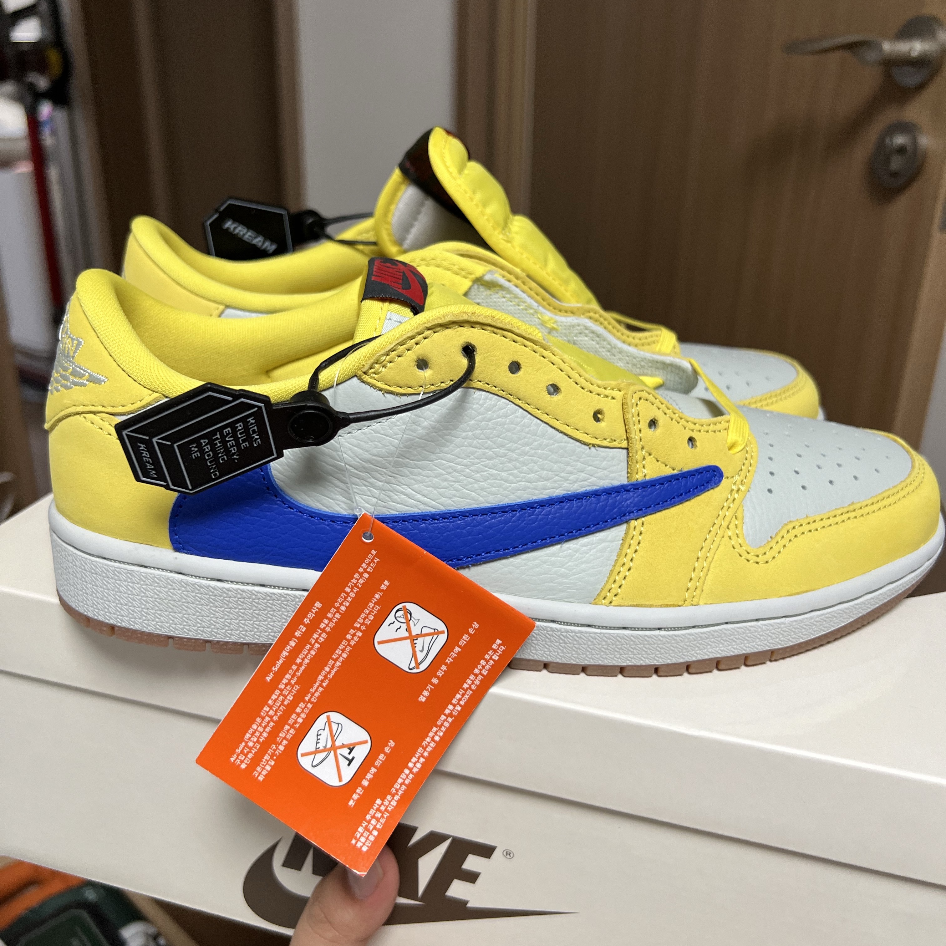 (W) Jordan 1 x Travis Scott Retro Low OG SP Canary 착용 스타일 - 2