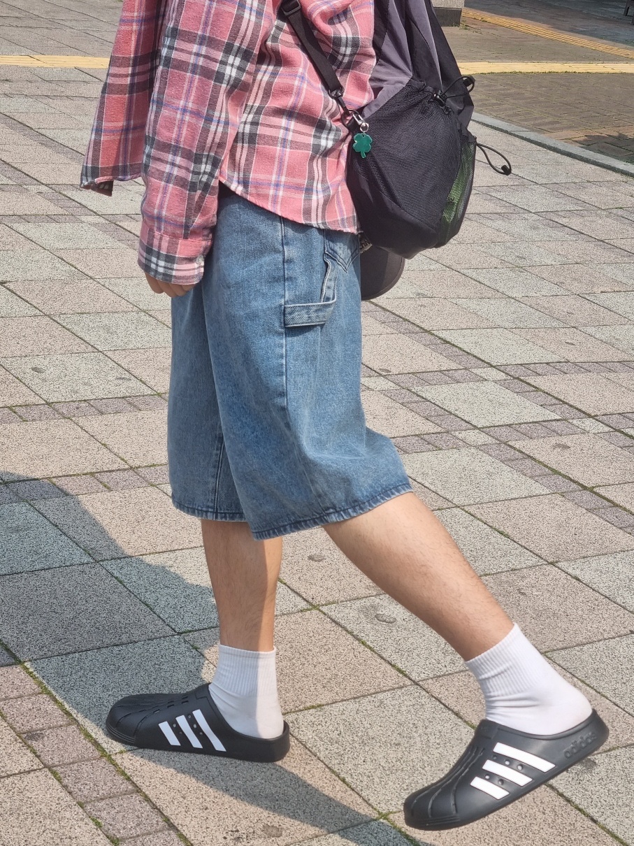 Adidas Adilette Clog Black White 착용 스타일