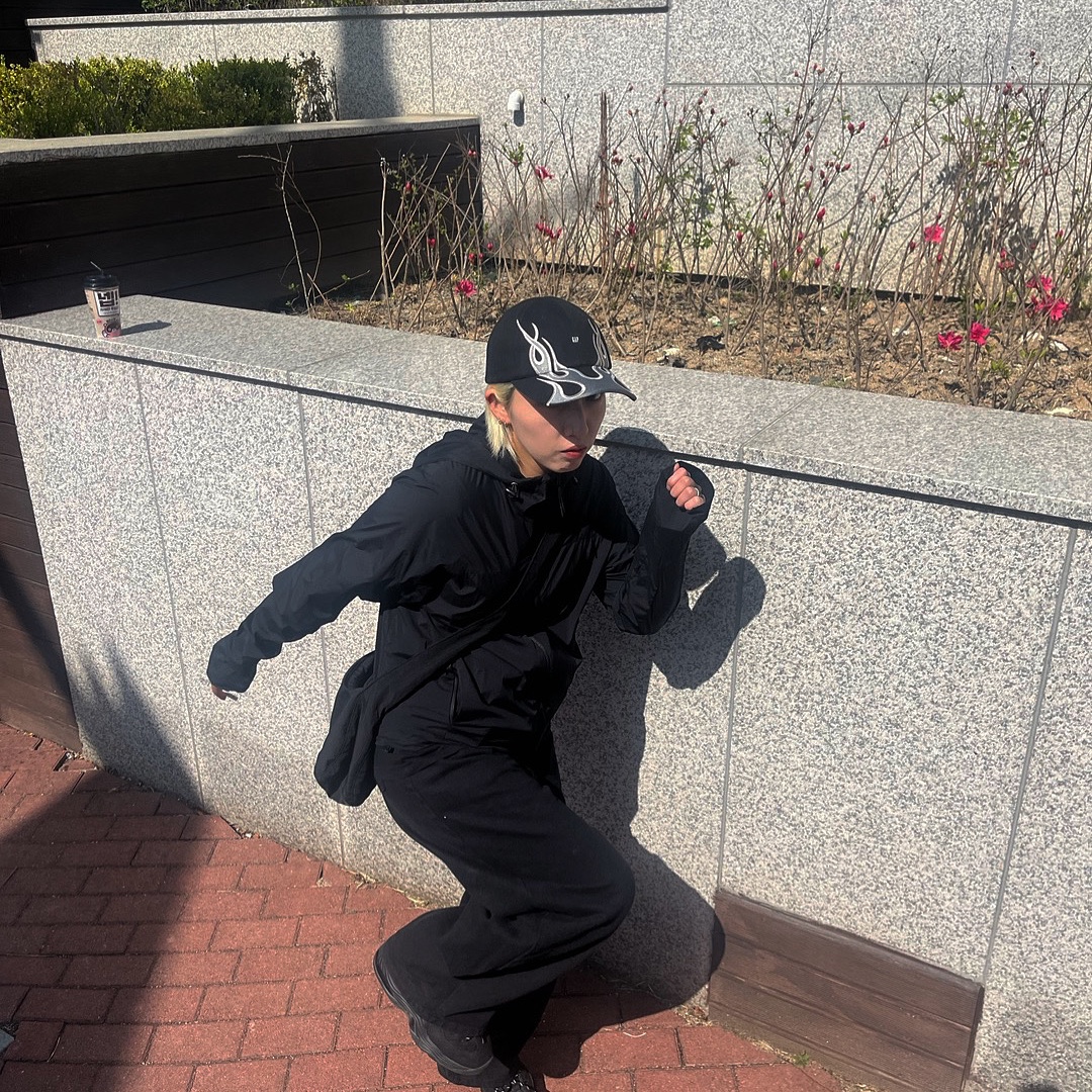 Yeezy Gap Engineered By Balenciaga Flame Cap Black, COS Nylon Crossbody Saddle Bag Black 착용 스타일 - 2