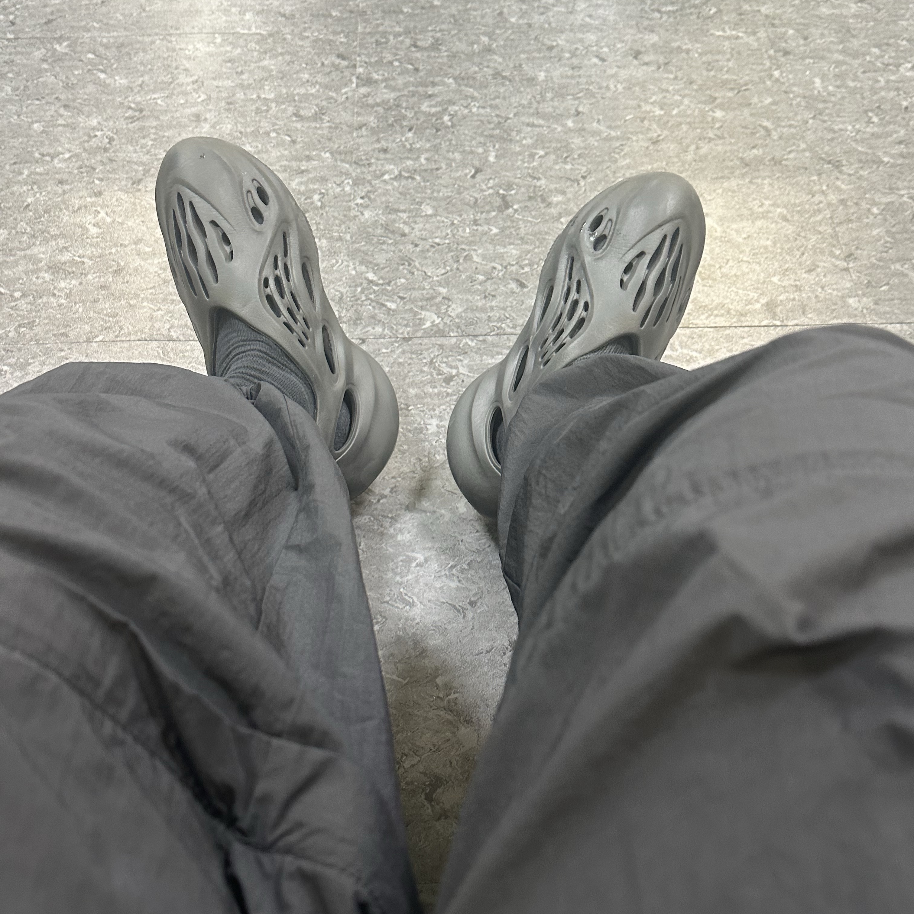 Adidas Yeezy Foam RNNR Onyx 착용 스타일 - 1