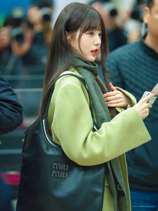 Miu Miu Ivy Leather Tote Bag Black, Miu Miu Ivy Leather Bag Black 착용 스타일 - 1