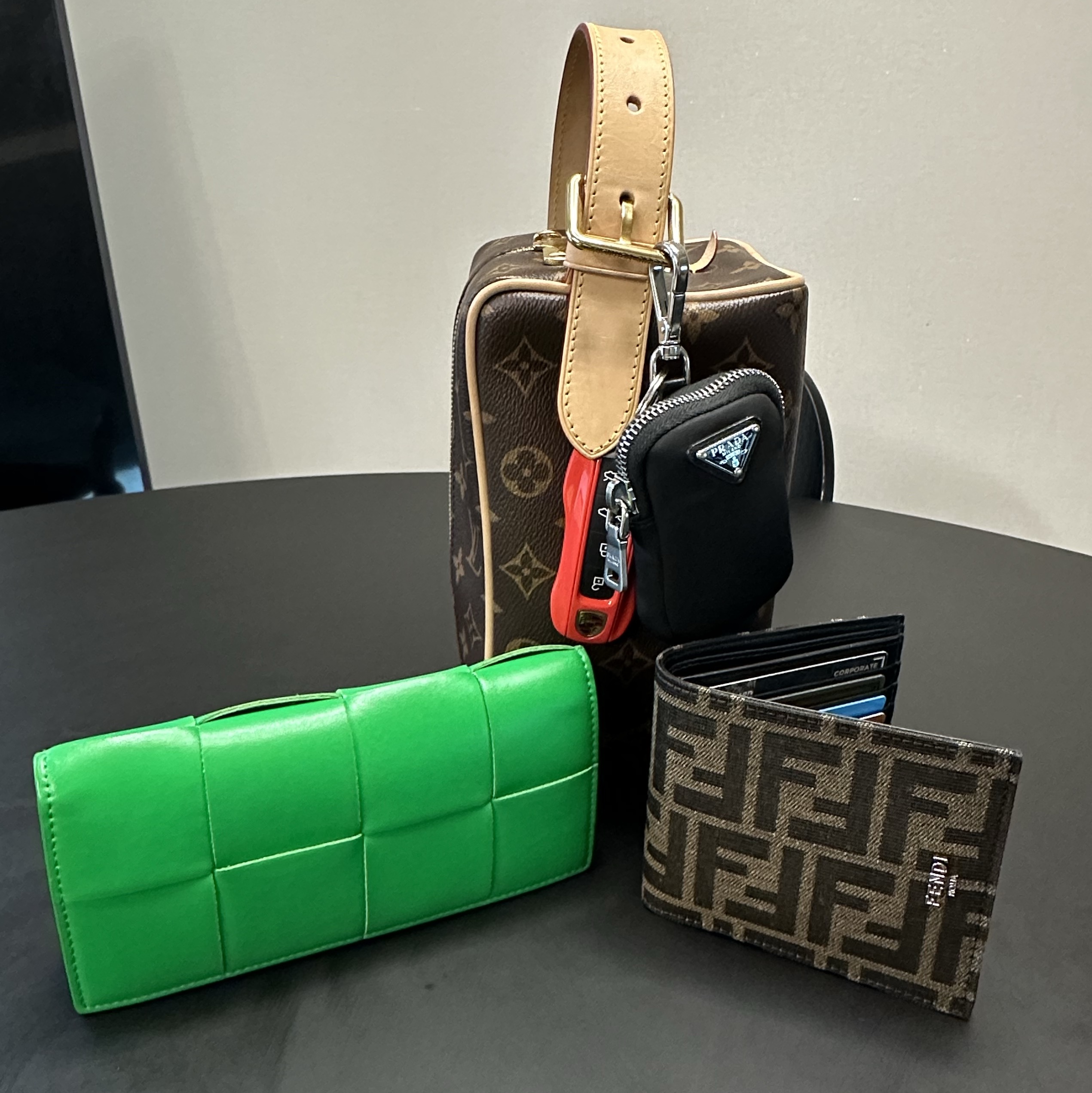 Fendi FF Fabric Bifold Wallet Brown 착용 스타일 - 3