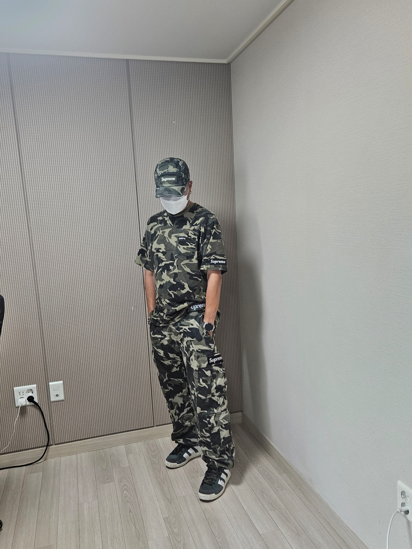 Supreme Cargo Pants Olive Camo - 23SS, Supreme S/S Pocket T-Shirt Olive Camo - 23SS 착용 스타일 - 2