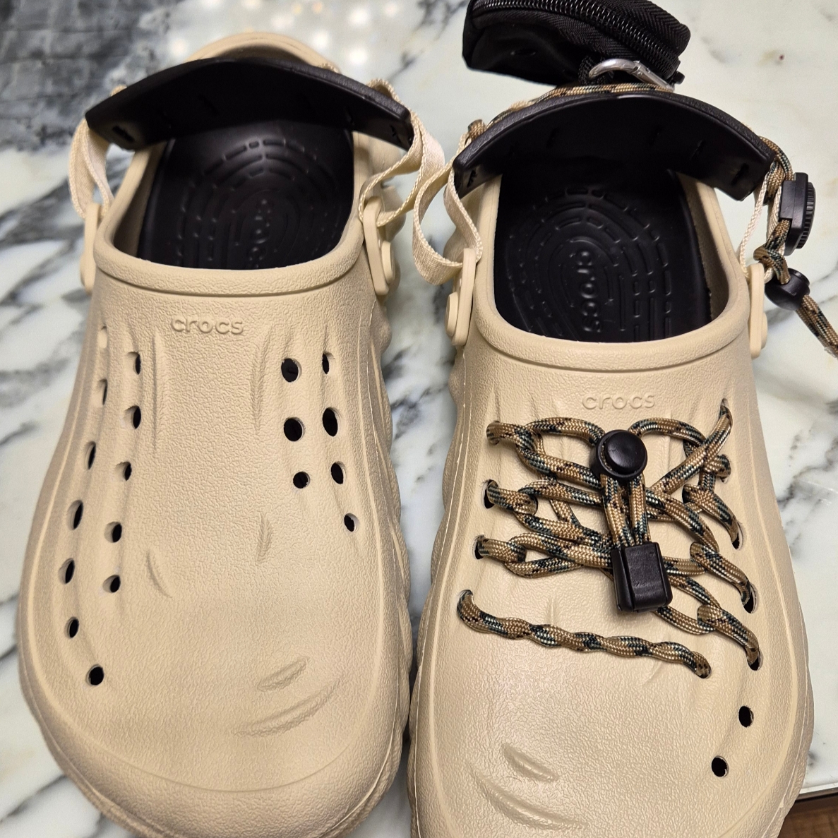 Crocs Echo Clog Bone Black 착용 스타일 - 1