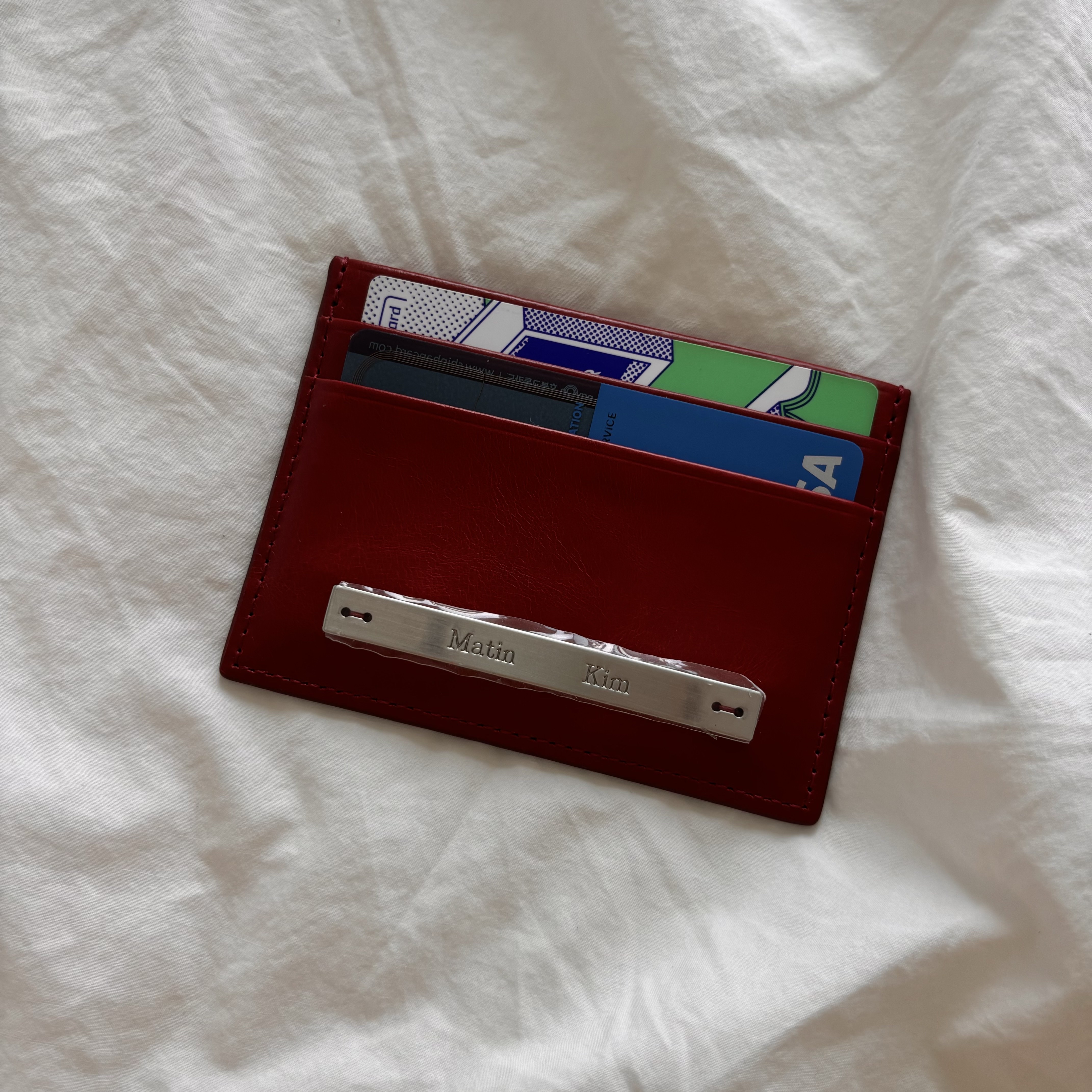 Matin Kim Vintage Card Wallet Red 착용 스타일 - 3